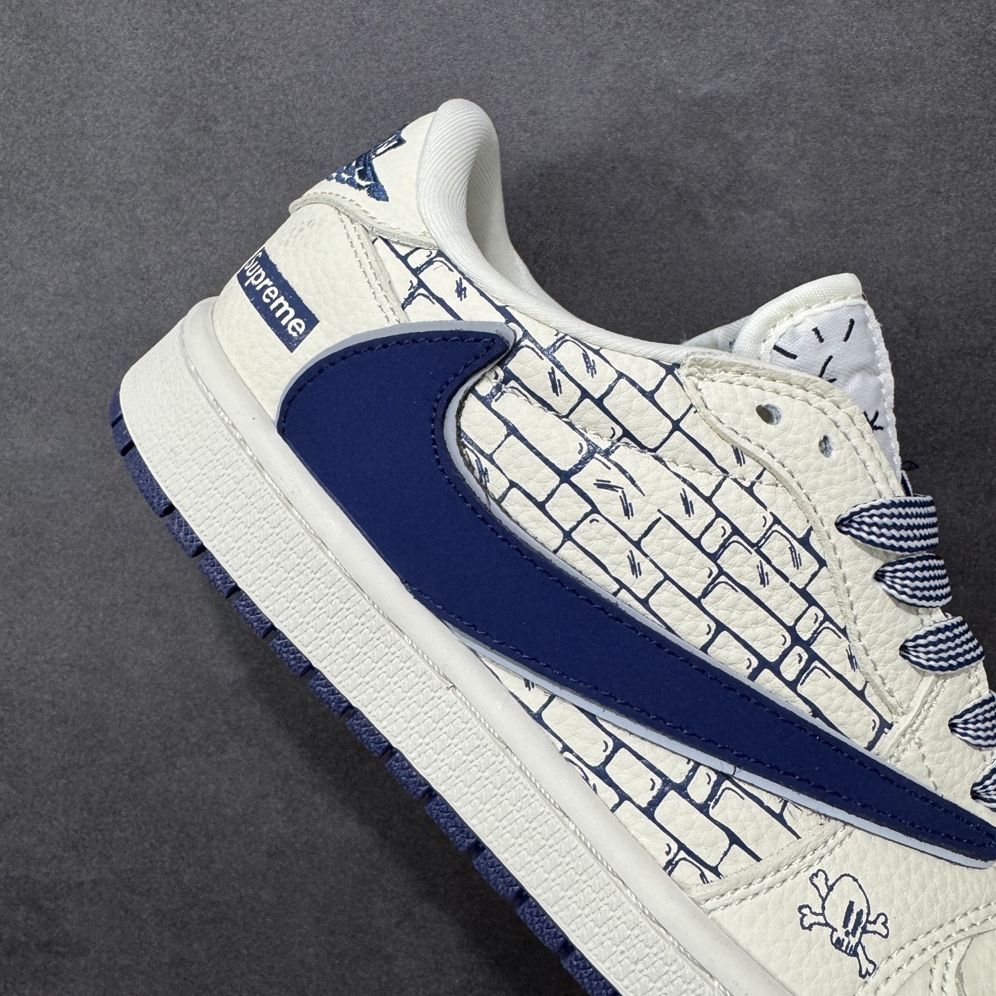 图片[6]-【定制版】街头联名王炸再升级！Air Jordan 1 Low × Supreme 联名午夜蓝 直接封神，米白荔枝纹皮革打底，鞋身砖墙纹理+骷髅暗纹暗藏巧思，藏青Swoosh搭配Supreme红标织带，把街头叛逆与经典AJ1完美融合.限量发售属性，让它成为2026潮圈收藏清单里的“硬通货”，AJ迷与Supreme玩家闭眼冲！ 货号：LD2028-067 尺码：36 36.5 37.5 38 38.5 39 40 40.5 41 42 42.5 43 44 44.5 45 5.23 编码：HXSB330340-选品中心