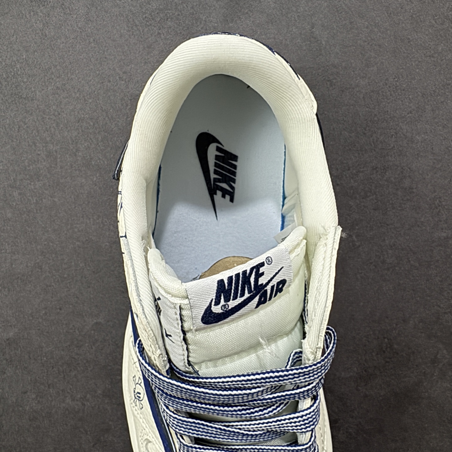 图片[7]-【定制版】街头联名王炸再升级！Air Jordan 1 Low × Supreme 联名午夜蓝 直接封神，米白荔枝纹皮革打底，鞋身砖墙纹理+骷髅暗纹暗藏巧思，藏青Swoosh搭配Supreme红标织带，把街头叛逆与经典AJ1完美融合.限量发售属性，让它成为2026潮圈收藏清单里的“硬通货”，AJ迷与Supreme玩家闭眼冲！ 货号：LD2028-067 尺码：36 36.5 37.5 38 38.5 39 40 40.5 41 42 42.5 43 44 44.5 45 5.23 编码：HXSB330340-选品中心