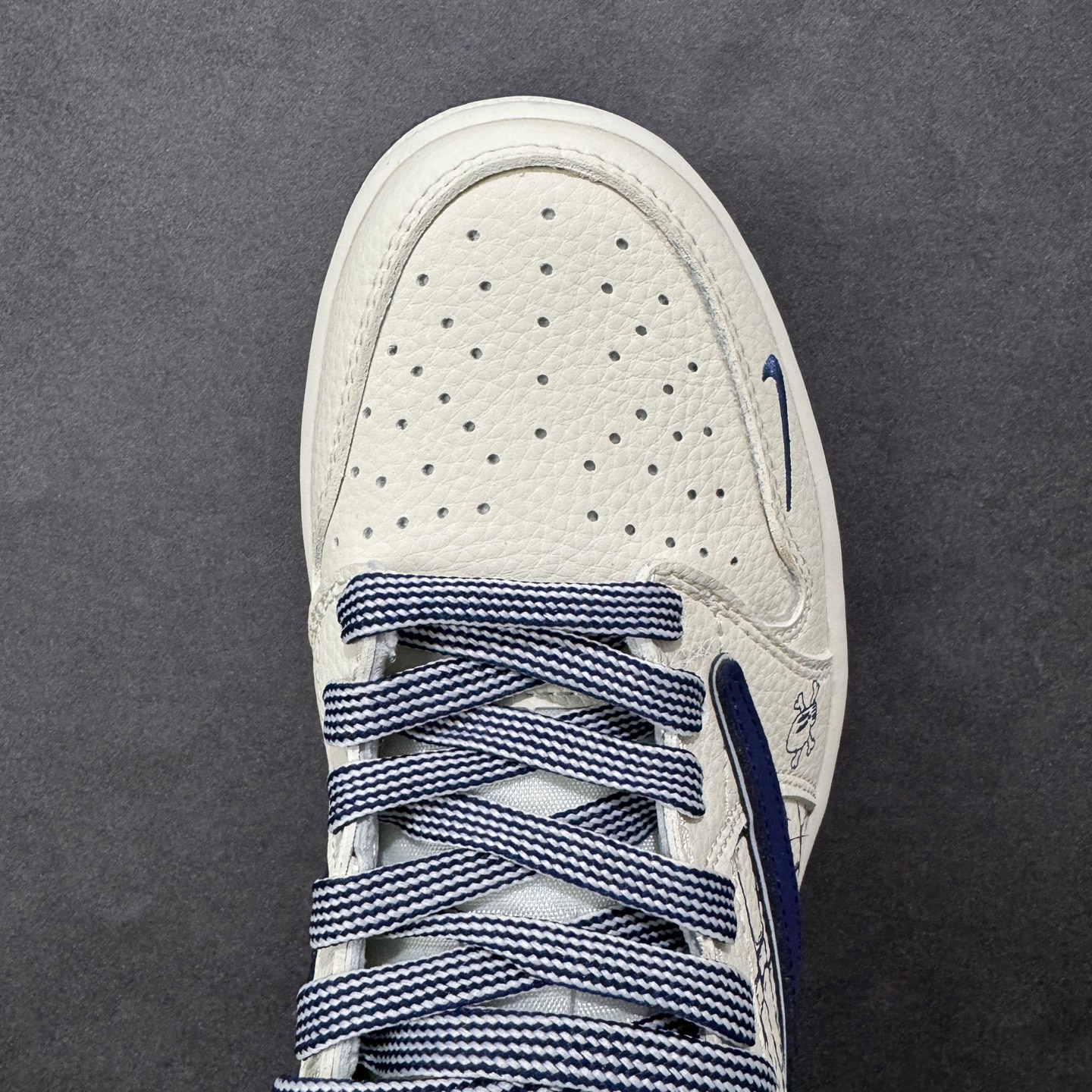 图片[8]-【定制版】街头联名王炸再升级！Air Jordan 1 Low × Supreme 联名午夜蓝 直接封神，米白荔枝纹皮革打底，鞋身砖墙纹理+骷髅暗纹暗藏巧思，藏青Swoosh搭配Supreme红标织带，把街头叛逆与经典AJ1完美融合.限量发售属性，让它成为2026潮圈收藏清单里的“硬通货”，AJ迷与Supreme玩家闭眼冲！ 货号：LD2028-067 尺码：36 36.5 37.5 38 38.5 39 40 40.5 41 42 42.5 43 44 44.5 45 5.23 编码：HXSB330340-选品中心