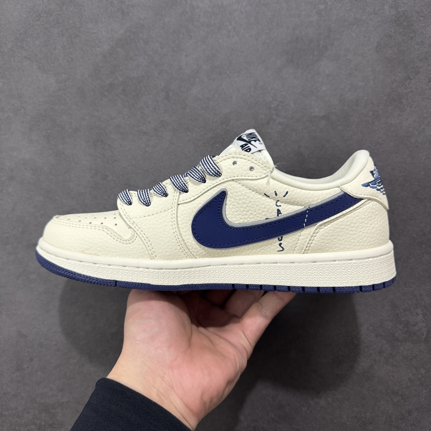 图片[2]-【定制版】街头联名王炸再升级！Air Jordan 1 Low × Supreme 联名午夜蓝 直接封神，米白荔枝纹皮革打底，鞋身砖墙纹理+骷髅暗纹暗藏巧思，藏青Swoosh搭配Supreme红标织带，把街头叛逆与经典AJ1完美融合.限量发售属性，让它成为2026潮圈收藏清单里的“硬通货”，AJ迷与Supreme玩家闭眼冲！ 货号：LD2028-067 尺码：36 36.5 37.5 38 38.5 39 40 40.5 41 42 42.5 43 44 44.5 45 5.23 编码：HXSB330340-选品中心