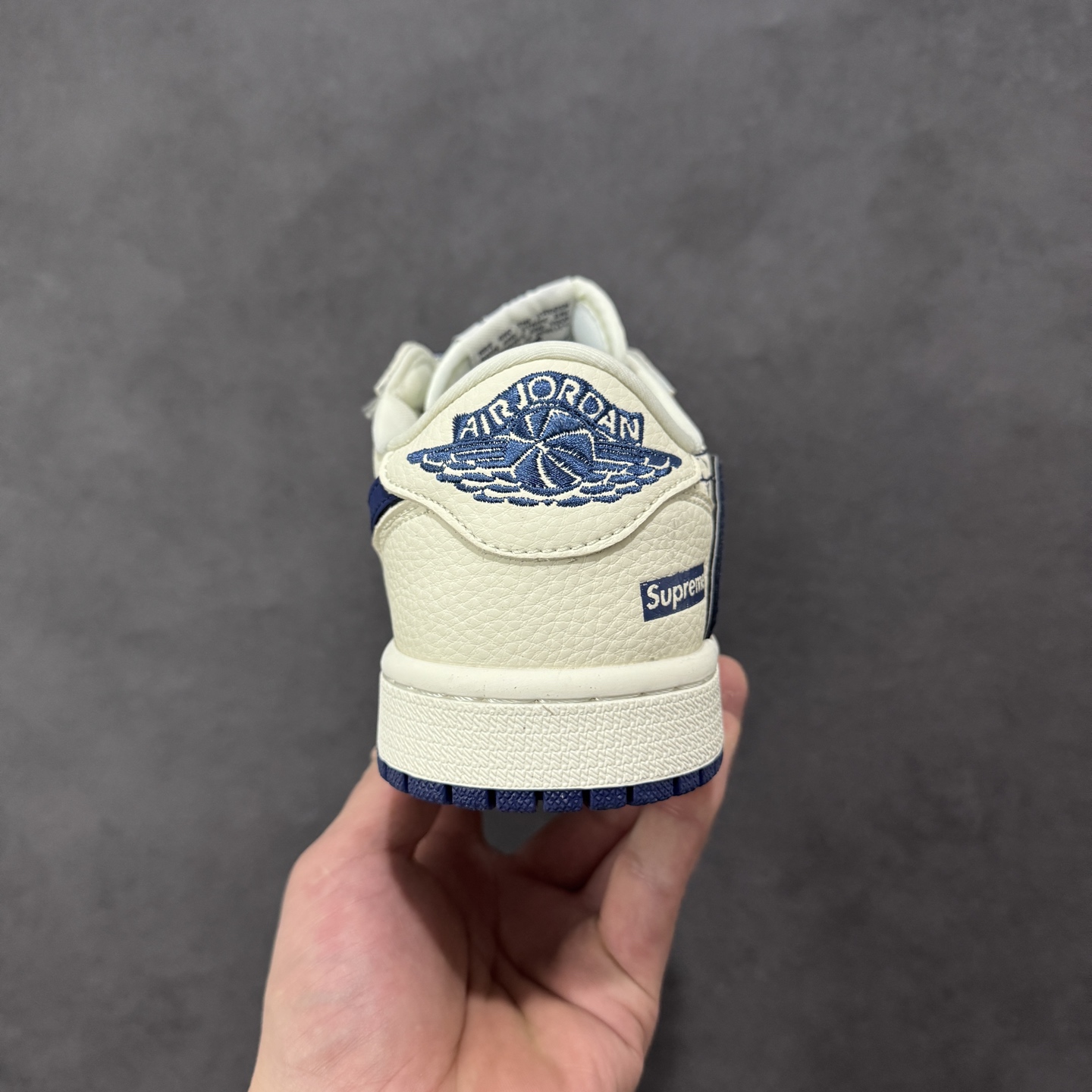 图片[4]-【定制版】街头联名王炸再升级！Air Jordan 1 Low × Supreme 联名午夜蓝 直接封神，米白荔枝纹皮革打底，鞋身砖墙纹理+骷髅暗纹暗藏巧思，藏青Swoosh搭配Supreme红标织带，把街头叛逆与经典AJ1完美融合.限量发售属性，让它成为2026潮圈收藏清单里的“硬通货”，AJ迷与Supreme玩家闭眼冲！ 货号：LD2028-067 尺码：36 36.5 37.5 38 38.5 39 40 40.5 41 42 42.5 43 44 44.5 45 5.23 编码：HXSB330340-选品中心