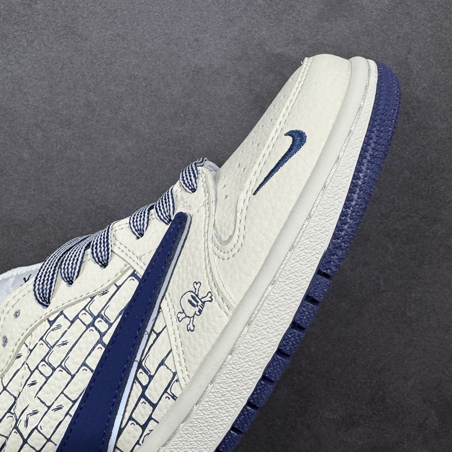 图片[5]-【定制版】街头联名王炸再升级！Air Jordan 1 Low × Supreme 联名午夜蓝 直接封神，米白荔枝纹皮革打底，鞋身砖墙纹理+骷髅暗纹暗藏巧思，藏青Swoosh搭配Supreme红标织带，把街头叛逆与经典AJ1完美融合.限量发售属性，让它成为2026潮圈收藏清单里的“硬通货”，AJ迷与Supreme玩家闭眼冲！ 货号：LD2028-067 尺码：36 36.5 37.5 38 38.5 39 40 40.5 41 42 42.5 43 44 44.5 45 5.23 编码：HXSB330340-选品中心