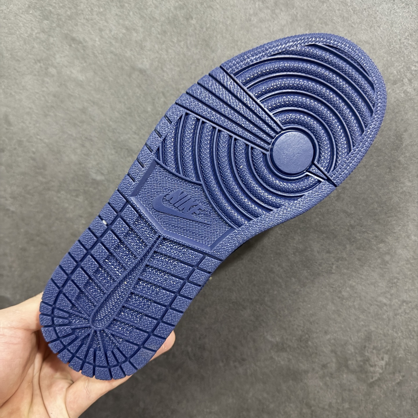 图片[9]-【定制版】街头联名王炸再升级！Air Jordan 1 Low × Supreme 联名午夜蓝 直接封神，米白荔枝纹皮革打底，鞋身砖墙纹理+骷髅暗纹暗藏巧思，藏青Swoosh搭配Supreme红标织带，把街头叛逆与经典AJ1完美融合.限量发售属性，让它成为2026潮圈收藏清单里的“硬通货”，AJ迷与Supreme玩家闭眼冲！ 货号：LD2028-067 尺码：36 36.5 37.5 38 38.5 39 40 40.5 41 42 42.5 43 44 44.5 45 5.23 编码：HXSB330340-选品中心