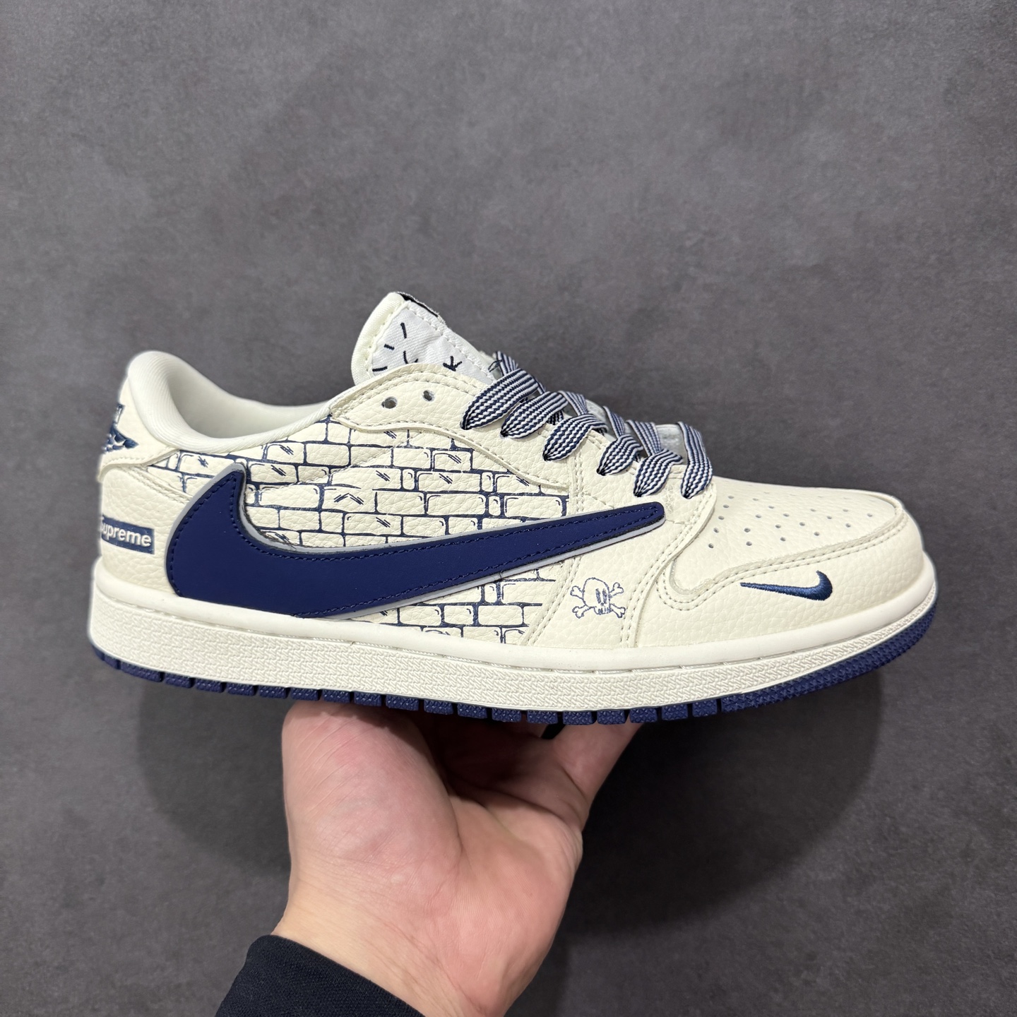 【定制版】街头联名王炸再升级！Air Jordan 1 Low × Supreme 联名午夜蓝 直接封神，米白荔枝纹皮革打底，鞋身砖墙纹理+骷髅暗纹暗藏巧思，藏青Swoosh搭配Supreme红标织带，把街头叛逆与经典AJ1完美融合.限量发售属性，让它成为2026潮圈收藏清单里的“硬通货”，AJ迷与Supreme玩家闭眼冲！ 货号：LD2028-067 尺码：36 36.5 37.5 38 38.5 39 40 40.5 41 42 42.5 43 44 44.5 45 5.23 编码：HXSB330340-选品中心