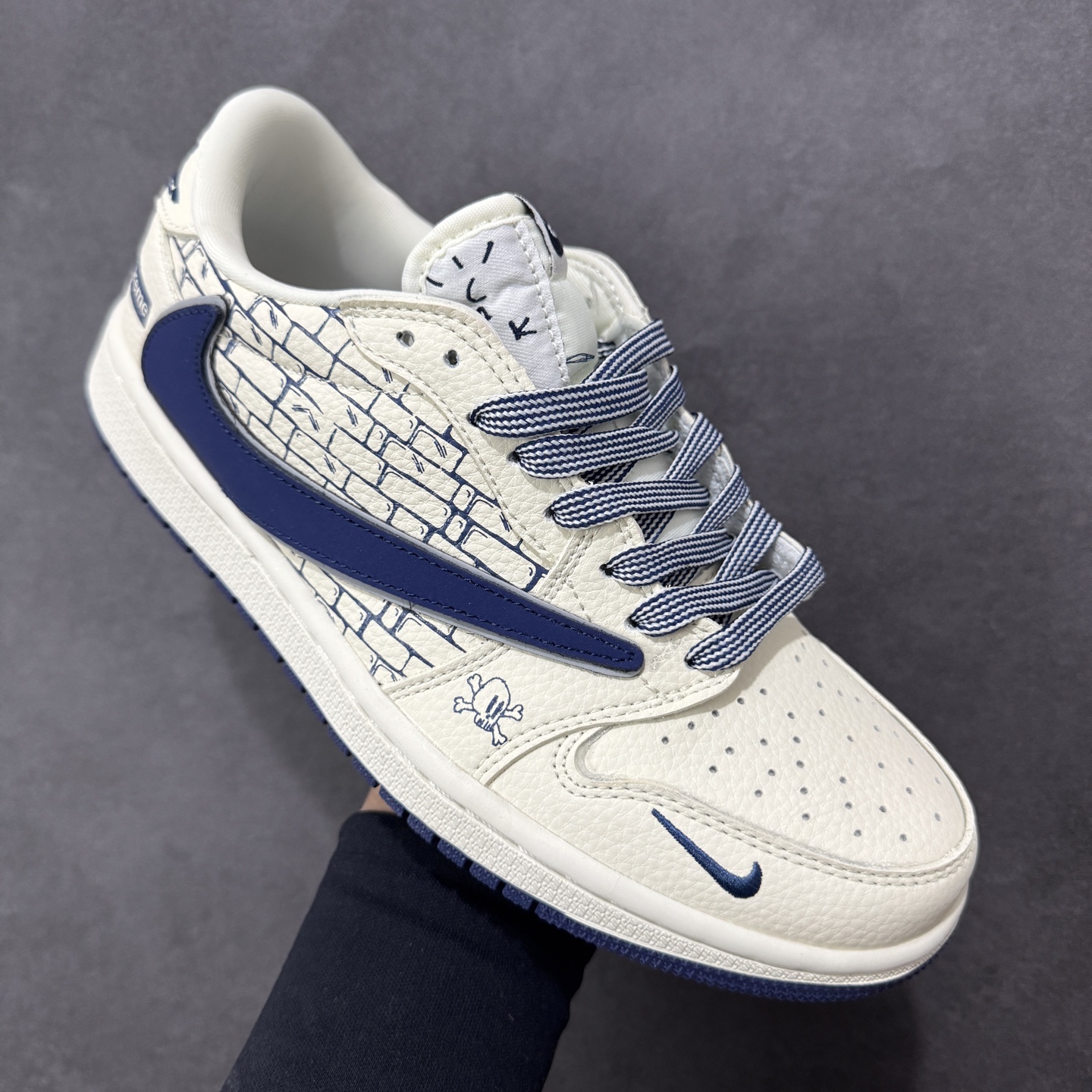图片[3]-【定制版】街头联名王炸再升级！Air Jordan 1 Low × Supreme 联名午夜蓝 直接封神，米白荔枝纹皮革打底，鞋身砖墙纹理+骷髅暗纹暗藏巧思，藏青Swoosh搭配Supreme红标织带，把街头叛逆与经典AJ1完美融合.限量发售属性，让它成为2026潮圈收藏清单里的“硬通货”，AJ迷与Supreme玩家闭眼冲！ 货号：LD2028-067 尺码：36 36.5 37.5 38 38.5 39 40 40.5 41 42 42.5 43 44 44.5 45 5.23 编码：HXSB330340-选品中心