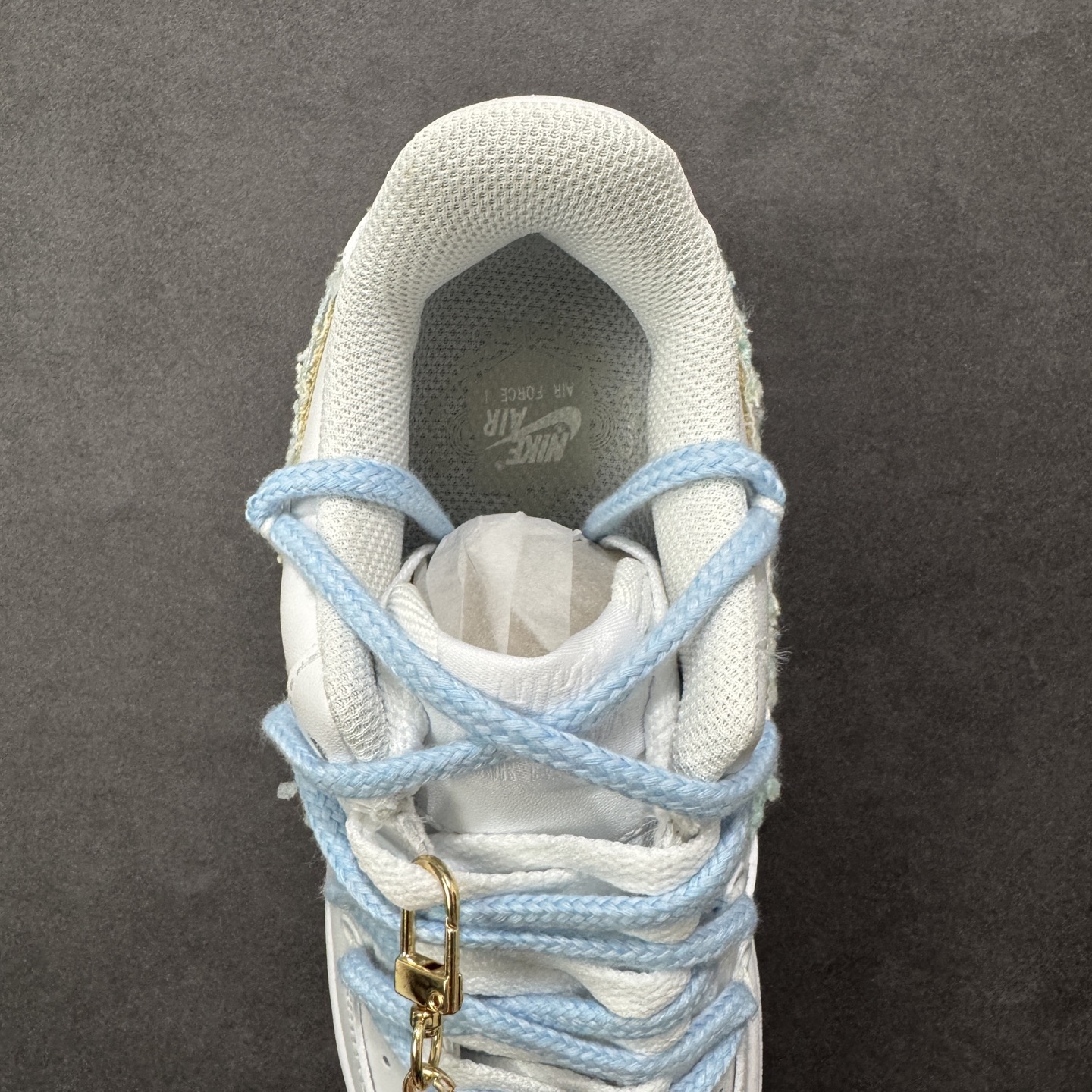 图片[7]-【定制版】“奶蓝编织”✨订制空军一号板鞋 该定制版球鞋选用原鞋款为Nike Air Force 1\’07空军一号，：以纯净白为底色，搭配柔和的浅海盐蓝鞋带，鞋侧Swoosh区域采用编织纹理面料拼接，增添了肌理感与手工定制的独特性。鞋身挂有珍珠、水晶吊坠等精致配饰，与浅蓝鞋带、编织元素呼应，打造出甜美元气的少女风格；鞋身还点缀了同色系的印花/刺绣小元素，让整体设计更有层次感。 货号：DC9999-223 尺码： 36 36.5 37.5 38 38.5 39 40 40.5 41 42 42.5 43 44 44.5 45 编码：HXSA310320-选品中心