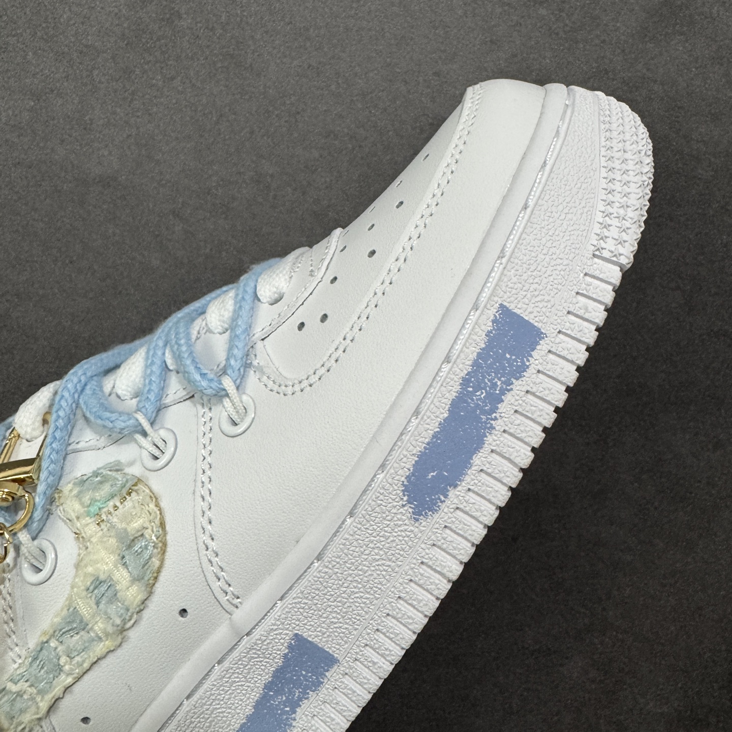 图片[5]-【定制版】“奶蓝编织”✨订制空军一号板鞋 该定制版球鞋选用原鞋款为Nike Air Force 1\’07空军一号，：以纯净白为底色，搭配柔和的浅海盐蓝鞋带，鞋侧Swoosh区域采用编织纹理面料拼接，增添了肌理感与手工定制的独特性。鞋身挂有珍珠、水晶吊坠等精致配饰，与浅蓝鞋带、编织元素呼应，打造出甜美元气的少女风格；鞋身还点缀了同色系的印花/刺绣小元素，让整体设计更有层次感。 货号：DC9999-223 尺码： 36 36.5 37.5 38 38.5 39 40 40.5 41 42 42.5 43 44 44.5 45 编码：HXSA310320-选品中心