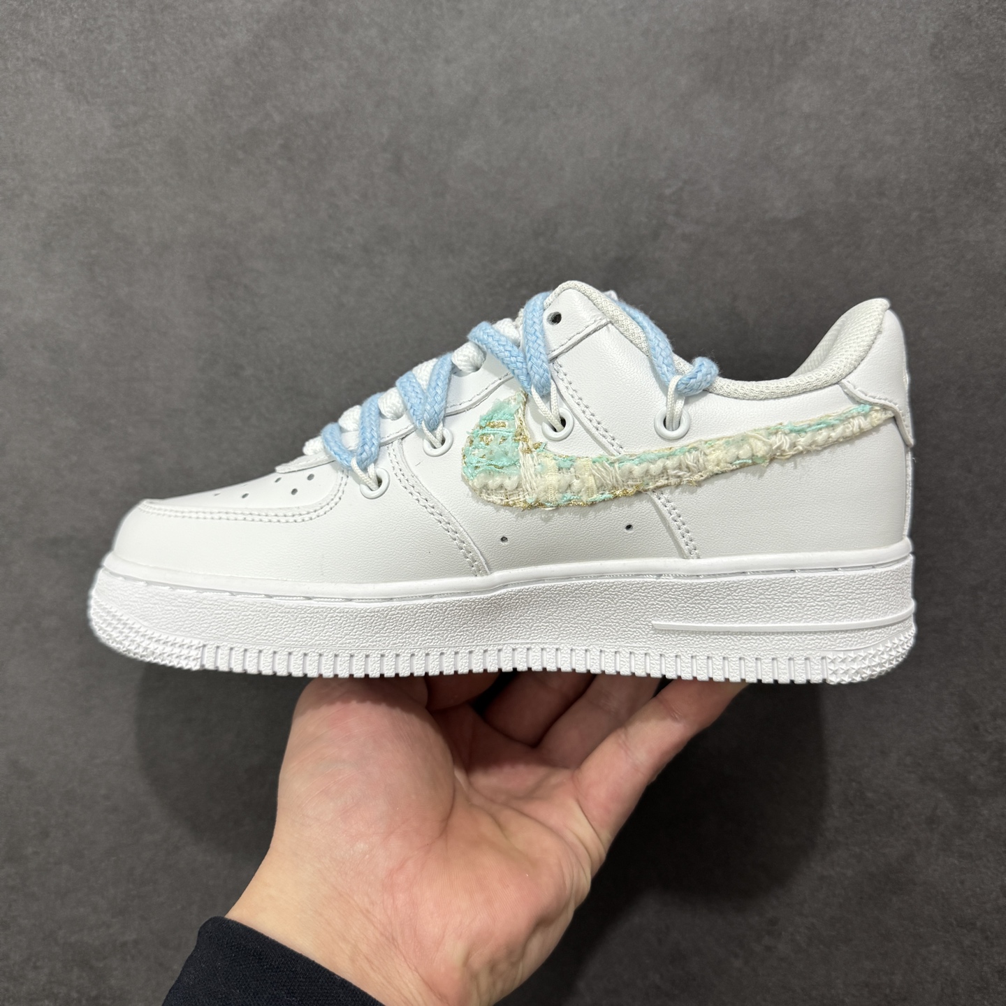 图片[2]-【定制版】“奶蓝编织”✨订制空军一号板鞋 该定制版球鞋选用原鞋款为Nike Air Force 1\’07空军一号，：以纯净白为底色，搭配柔和的浅海盐蓝鞋带，鞋侧Swoosh区域采用编织纹理面料拼接，增添了肌理感与手工定制的独特性。鞋身挂有珍珠、水晶吊坠等精致配饰，与浅蓝鞋带、编织元素呼应，打造出甜美元气的少女风格；鞋身还点缀了同色系的印花/刺绣小元素，让整体设计更有层次感。 货号：DC9999-223 尺码： 36 36.5 37.5 38 38.5 39 40 40.5 41 42 42.5 43 44 44.5 45 编码：HXSA310320-选品中心