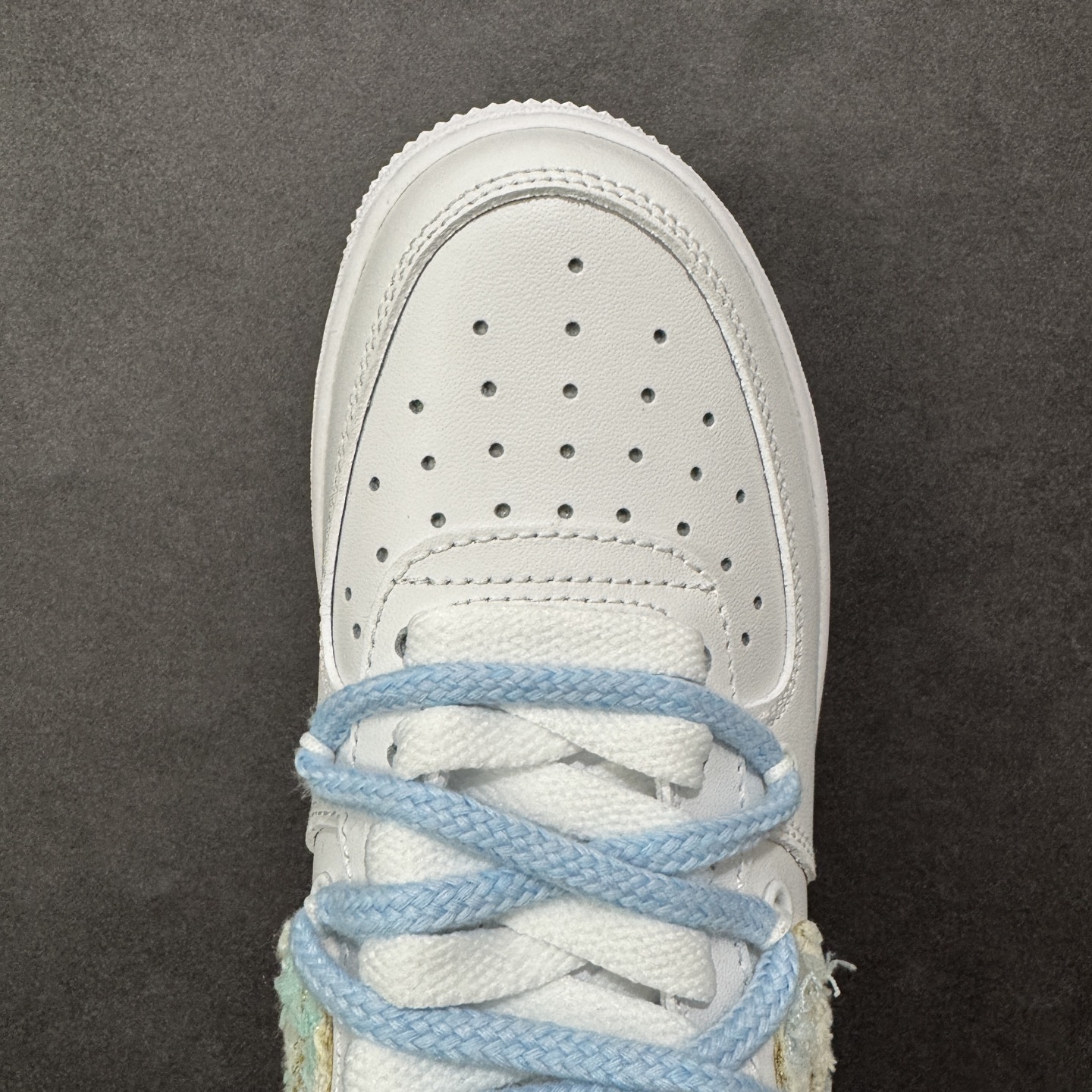 图片[8]-【定制版】“奶蓝编织”✨订制空军一号板鞋 该定制版球鞋选用原鞋款为Nike Air Force 1\’07空军一号，：以纯净白为底色，搭配柔和的浅海盐蓝鞋带，鞋侧Swoosh区域采用编织纹理面料拼接，增添了肌理感与手工定制的独特性。鞋身挂有珍珠、水晶吊坠等精致配饰，与浅蓝鞋带、编织元素呼应，打造出甜美元气的少女风格；鞋身还点缀了同色系的印花/刺绣小元素，让整体设计更有层次感。 货号：DC9999-223 尺码： 36 36.5 37.5 38 38.5 39 40 40.5 41 42 42.5 43 44 44.5 45 编码：HXSA310320-选品中心