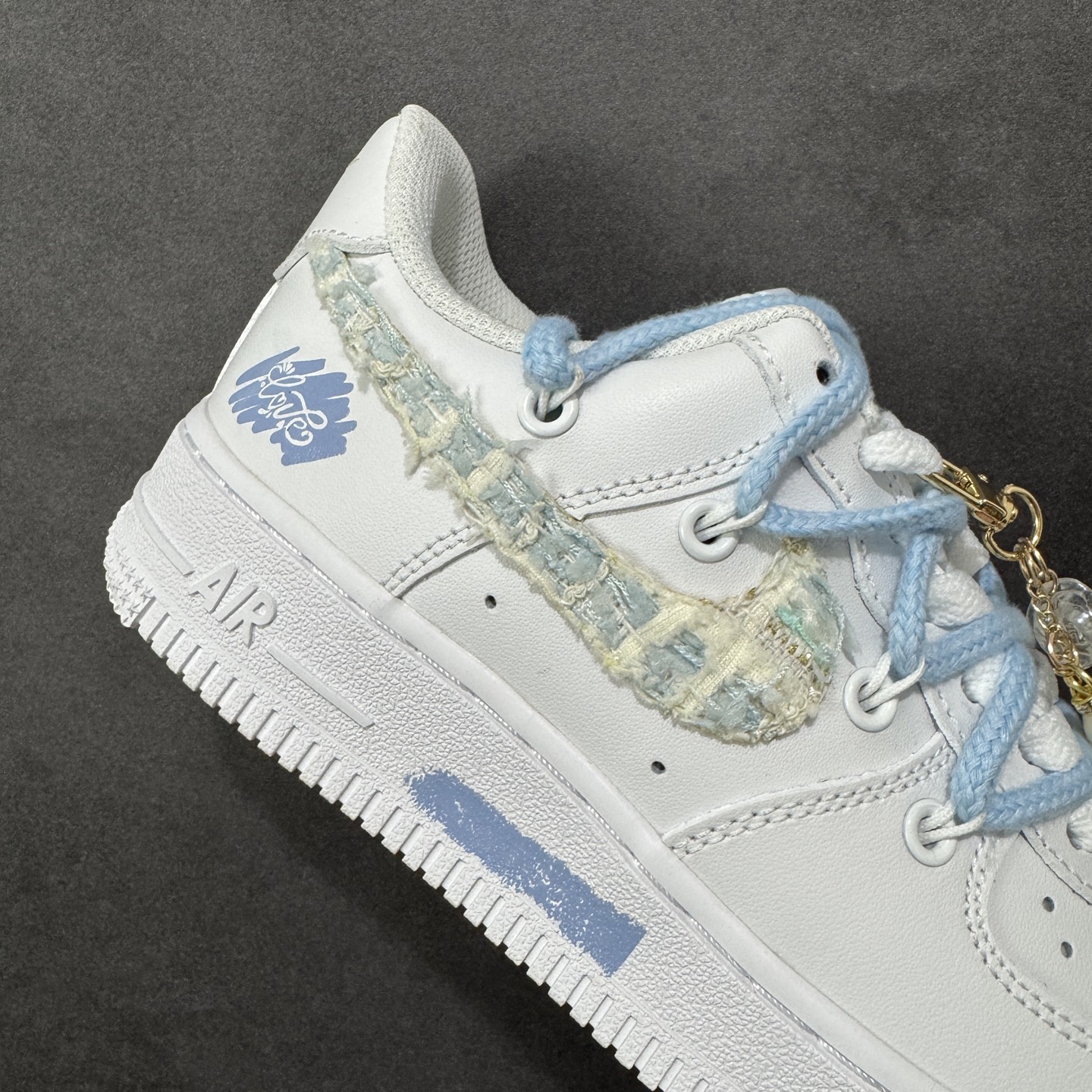 图片[6]-【定制版】“奶蓝编织”✨订制空军一号板鞋 该定制版球鞋选用原鞋款为Nike Air Force 1\’07空军一号，：以纯净白为底色，搭配柔和的浅海盐蓝鞋带，鞋侧Swoosh区域采用编织纹理面料拼接，增添了肌理感与手工定制的独特性。鞋身挂有珍珠、水晶吊坠等精致配饰，与浅蓝鞋带、编织元素呼应，打造出甜美元气的少女风格；鞋身还点缀了同色系的印花/刺绣小元素，让整体设计更有层次感。 货号：DC9999-223 尺码： 36 36.5 37.5 38 38.5 39 40 40.5 41 42 42.5 43 44 44.5 45 编码：HXSA310320-选品中心