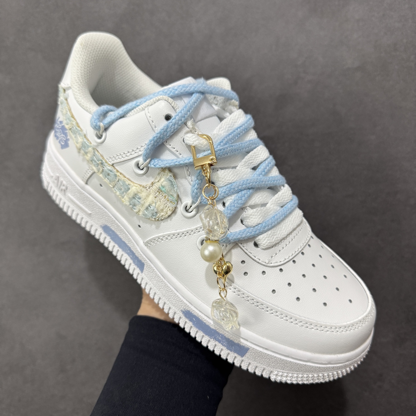 图片[3]-【定制版】“奶蓝编织”✨订制空军一号板鞋 该定制版球鞋选用原鞋款为Nike Air Force 1\’07空军一号，：以纯净白为底色，搭配柔和的浅海盐蓝鞋带，鞋侧Swoosh区域采用编织纹理面料拼接，增添了肌理感与手工定制的独特性。鞋身挂有珍珠、水晶吊坠等精致配饰，与浅蓝鞋带、编织元素呼应，打造出甜美元气的少女风格；鞋身还点缀了同色系的印花/刺绣小元素，让整体设计更有层次感。 货号：DC9999-223 尺码： 36 36.5 37.5 38 38.5 39 40 40.5 41 42 42.5 43 44 44.5 45 编码：HXSA310320-选品中心