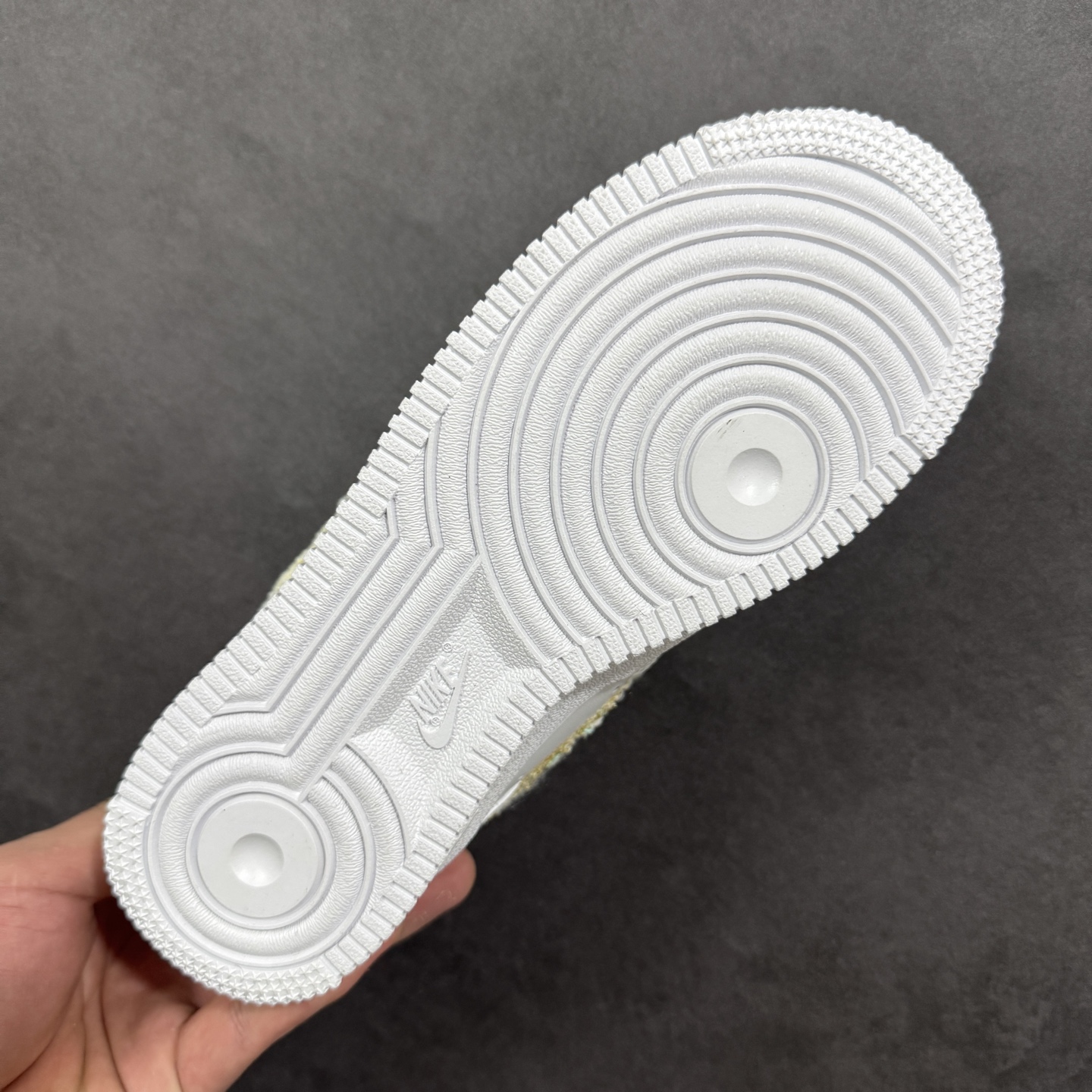 图片[9]-【定制版】“奶蓝编织”✨订制空军一号板鞋 该定制版球鞋选用原鞋款为Nike Air Force 1\’07空军一号，：以纯净白为底色，搭配柔和的浅海盐蓝鞋带，鞋侧Swoosh区域采用编织纹理面料拼接，增添了肌理感与手工定制的独特性。鞋身挂有珍珠、水晶吊坠等精致配饰，与浅蓝鞋带、编织元素呼应，打造出甜美元气的少女风格；鞋身还点缀了同色系的印花/刺绣小元素，让整体设计更有层次感。 货号：DC9999-223 尺码： 36 36.5 37.5 38 38.5 39 40 40.5 41 42 42.5 43 44 44.5 45 编码：HXSA310320-选品中心