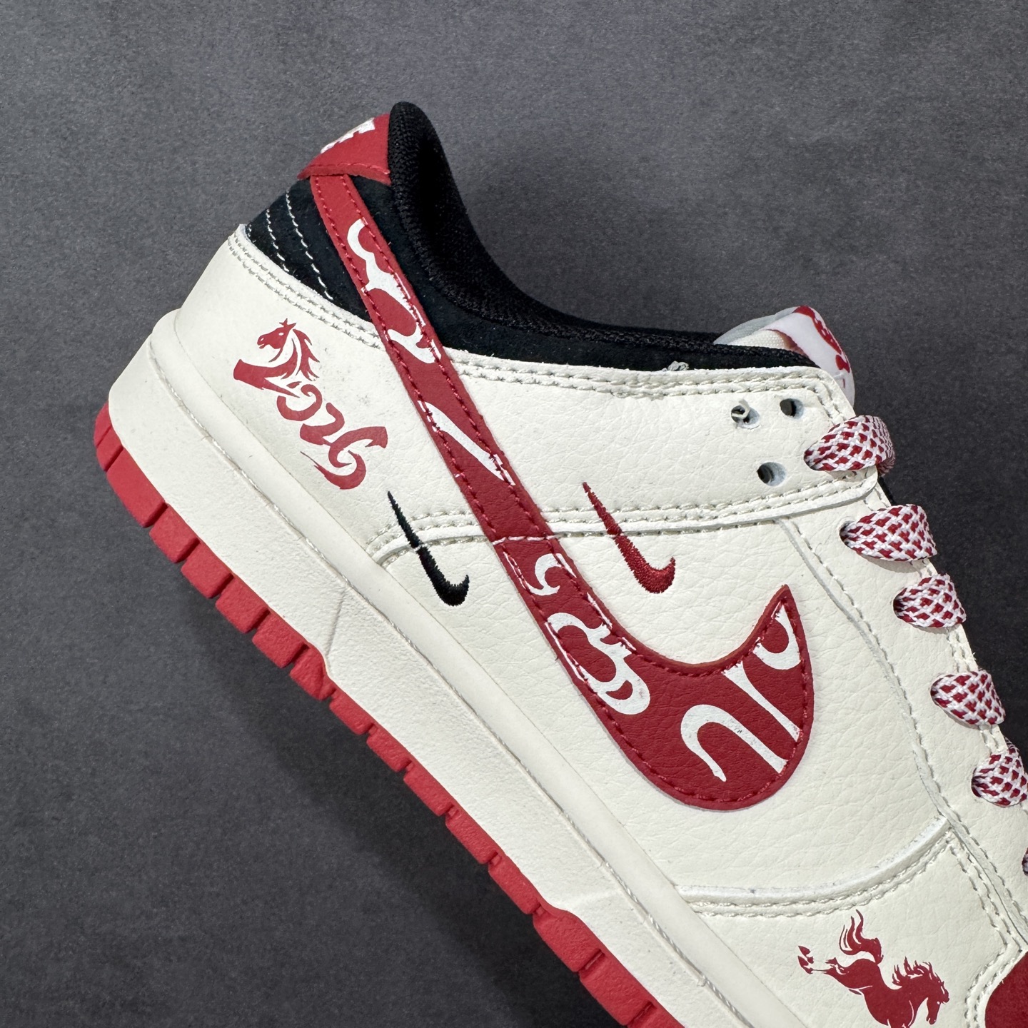 图片[6]-【定制版】Nike SB Dunk Low 马年限定款 米白 高端定制 低帮休闲板鞋 FC1688-244  #定制鞋盒 大厂纯原品质出货 超高清洁度 皮料切割干净无任何毛边 细节完美   尺码：36 36.5 37.5 38 38.5 39 40 40.5 41 42 42.5 43 44 44.5 45 编码：HXSB330340-选品中心