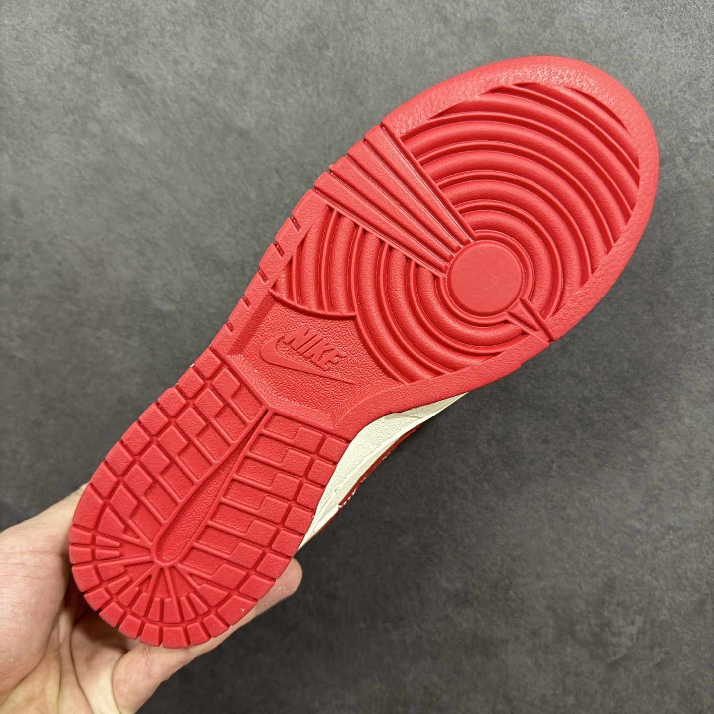 图片[9]-【定制版】Nike SB Dunk Low 马年限定款 米白 高端定制 低帮休闲板鞋 FC1688-244  #定制鞋盒 大厂纯原品质出货 超高清洁度 皮料切割干净无任何毛边 细节完美   尺码：36 36.5 37.5 38 38.5 39 40 40.5 41 42 42.5 43 44 44.5 45 编码：HXSB330340-选品中心