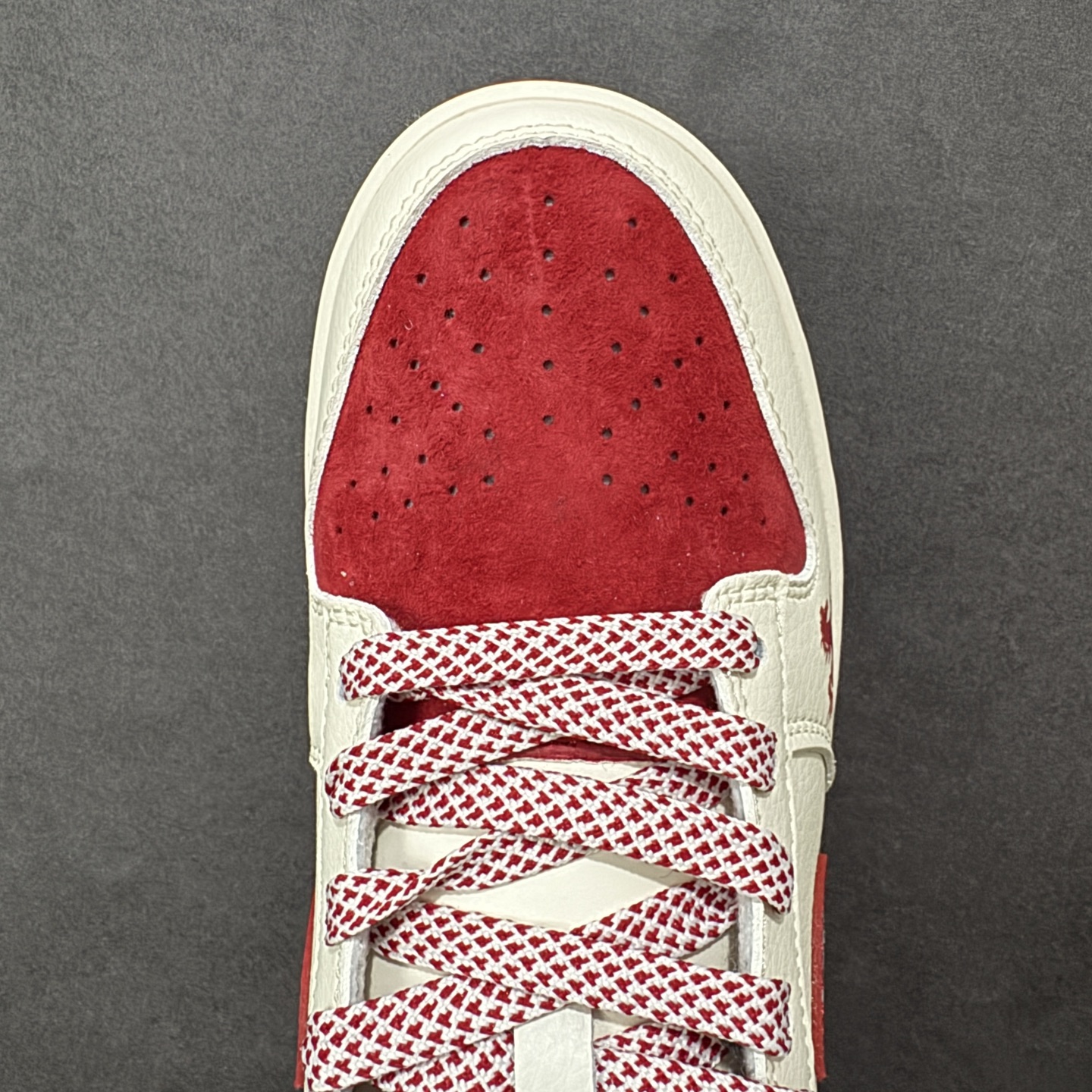 图片[8]-【定制版】Nike SB Dunk Low 马年限定款 米白 高端定制 低帮休闲板鞋 FC1688-244  #定制鞋盒 大厂纯原品质出货 超高清洁度 皮料切割干净无任何毛边 细节完美   尺码：36 36.5 37.5 38 38.5 39 40 40.5 41 42 42.5 43 44 44.5 45 编码：HXSB330340-选品中心