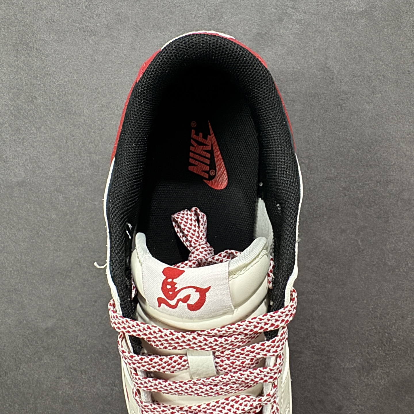 图片[7]-【定制版】Nike SB Dunk Low 马年限定款 米白 高端定制 低帮休闲板鞋 FC1688-244  #定制鞋盒 大厂纯原品质出货 超高清洁度 皮料切割干净无任何毛边 细节完美   尺码：36 36.5 37.5 38 38.5 39 40 40.5 41 42 42.5 43 44 44.5 45 编码：HXSB330340-选品中心