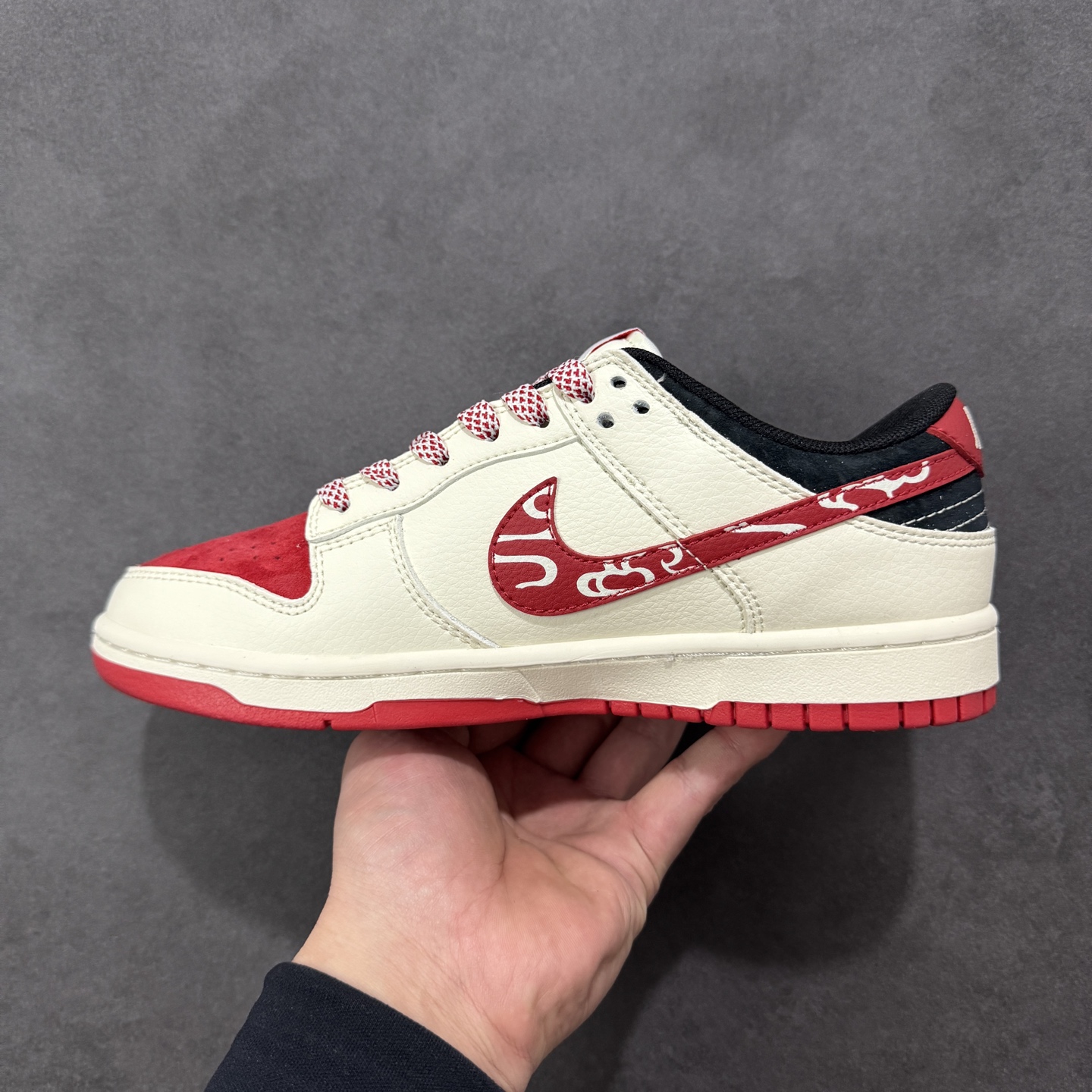 图片[2]-【定制版】Nike SB Dunk Low 马年限定款 米白 高端定制 低帮休闲板鞋 FC1688-244  #定制鞋盒 大厂纯原品质出货 超高清洁度 皮料切割干净无任何毛边 细节完美   尺码：36 36.5 37.5 38 38.5 39 40 40.5 41 42 42.5 43 44 44.5 45 编码：HXSB330340-选品中心