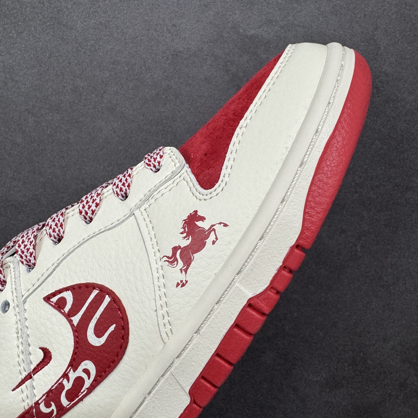 图片[5]-【定制版】Nike SB Dunk Low 马年限定款 米白 高端定制 低帮休闲板鞋 FC1688-244  #定制鞋盒 大厂纯原品质出货 超高清洁度 皮料切割干净无任何毛边 细节完美   尺码：36 36.5 37.5 38 38.5 39 40 40.5 41 42 42.5 43 44 44.5 45 编码：HXSB330340-选品中心