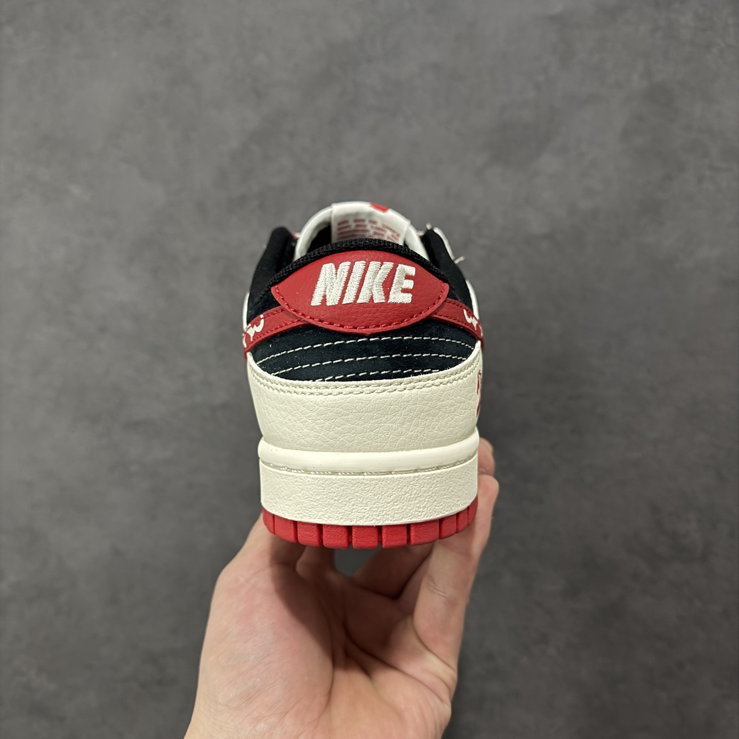 图片[4]-【定制版】Nike SB Dunk Low 马年限定款 米白 高端定制 低帮休闲板鞋 FC1688-244  #定制鞋盒 大厂纯原品质出货 超高清洁度 皮料切割干净无任何毛边 细节完美   尺码：36 36.5 37.5 38 38.5 39 40 40.5 41 42 42.5 43 44 44.5 45 编码：HXSB330340-选品中心