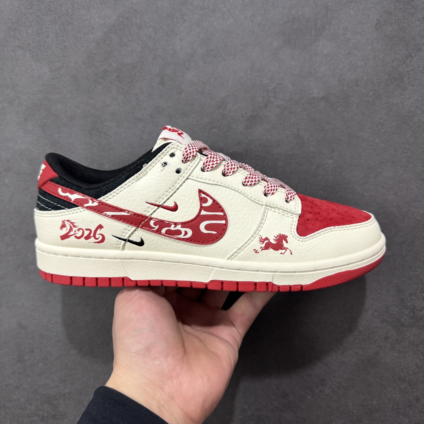 【定制版】Nike SB Dunk Low 马年限定款 米白 高端定制 低帮休闲板鞋 FC1688-244  #定制鞋盒 大厂纯原品质出货 超高清洁度 皮料切割干净无任何毛边 细节完美   尺码：36 36.5 37.5 38 38.5 39 40 40.5 41 42 42.5 43 44 44.5 45 编码：HXSB330340-选品中心