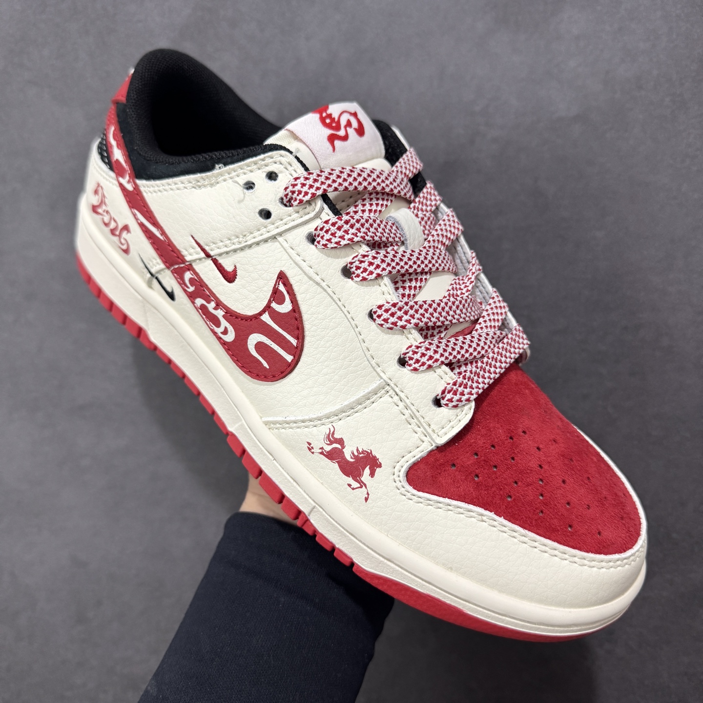 图片[3]-【定制版】Nike SB Dunk Low 马年限定款 米白 高端定制 低帮休闲板鞋 FC1688-244  #定制鞋盒 大厂纯原品质出货 超高清洁度 皮料切割干净无任何毛边 细节完美   尺码：36 36.5 37.5 38 38.5 39 40 40.5 41 42 42.5 43 44 44.5 45 编码：HXSB330340-选品中心