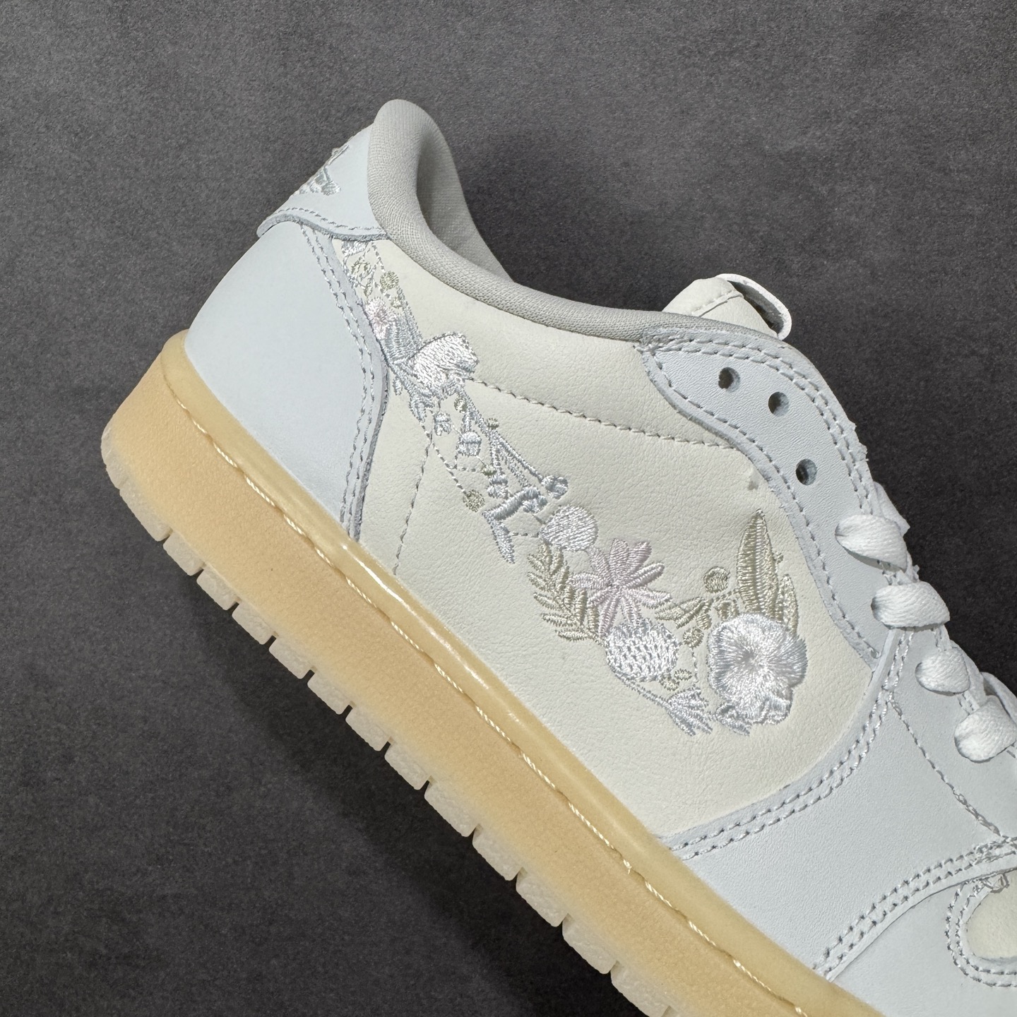 图片[6]-【定制版】Nike Air Jordan Air Jordan 1 Retro Low OG 花朵刺绣钩子 米白灰 柔软舒适 防滑耐磨 低帮 复古篮球鞋 男女同款 同步官方配色 货号：IF4391-100 尺码：36 36.5 37.5 38 38.5 39 40 40.5 41 42 42 42.5 43 44 45 46 编码：HXSB250260-选品中心