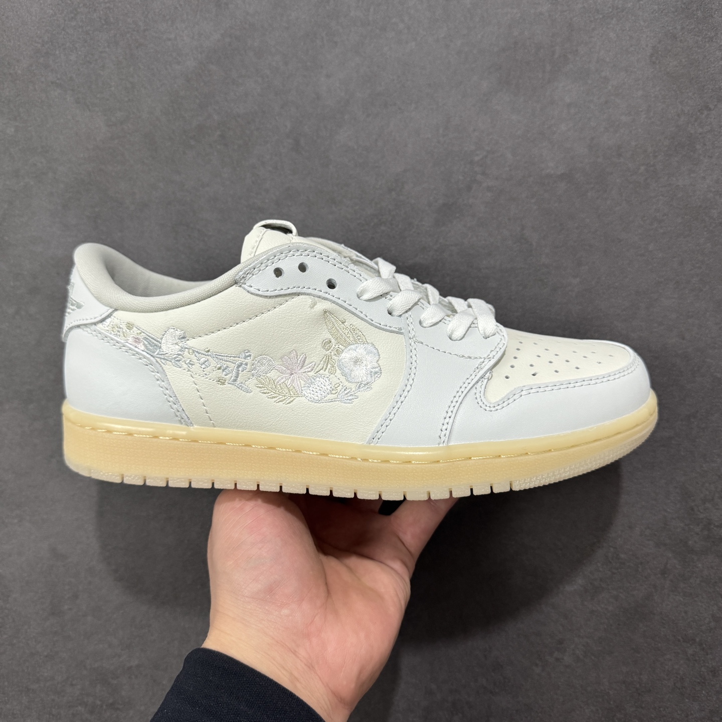 【定制版】Nike Air Jordan Air Jordan 1 Retro Low OG 花朵刺绣钩子 米白灰 柔软舒适 防滑耐磨 低帮 复古篮球鞋 男女同款 同步官方配色 货号：IF4391-100 尺码：36 36.5 37.5 38 38.5 39 40 40.5 41 42 42 42.5 43 44 45 46 编码：HXSB250260-选品中心