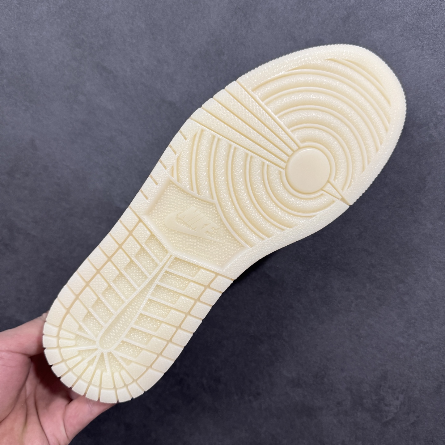 图片[9]-【定制版】Nike Air Jordan Air Jordan 1 Retro Low OG 花朵刺绣钩子 米白灰 柔软舒适 防滑耐磨 低帮 复古篮球鞋 男女同款 同步官方配色 货号：IF4391-100 尺码：36 36.5 37.5 38 38.5 39 40 40.5 41 42 42 42.5 43 44 45 46 编码：HXSB250260-选品中心