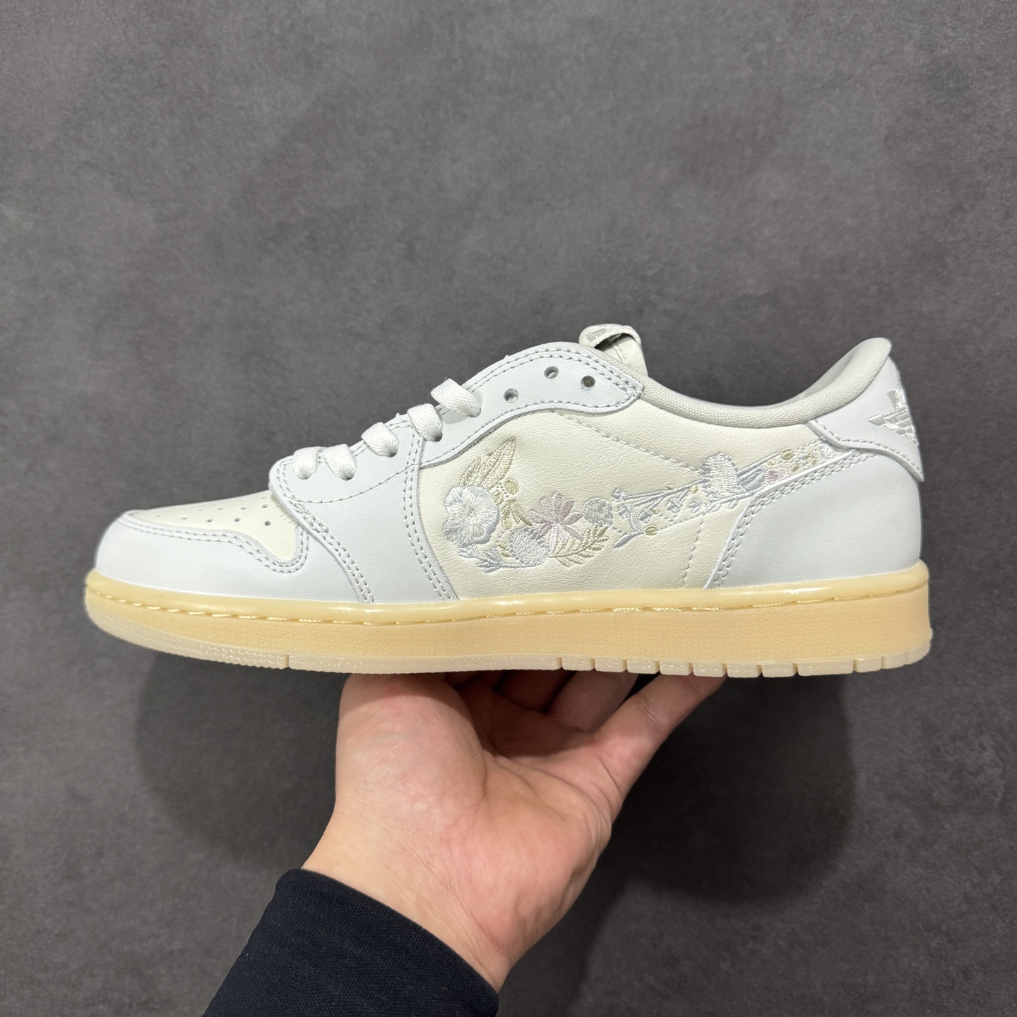 图片[2]-【定制版】Nike Air Jordan Air Jordan 1 Retro Low OG 花朵刺绣钩子 米白灰 柔软舒适 防滑耐磨 低帮 复古篮球鞋 男女同款 同步官方配色 货号：IF4391-100 尺码：36 36.5 37.5 38 38.5 39 40 40.5 41 42 42 42.5 43 44 45 46 编码：HXSB250260-选品中心