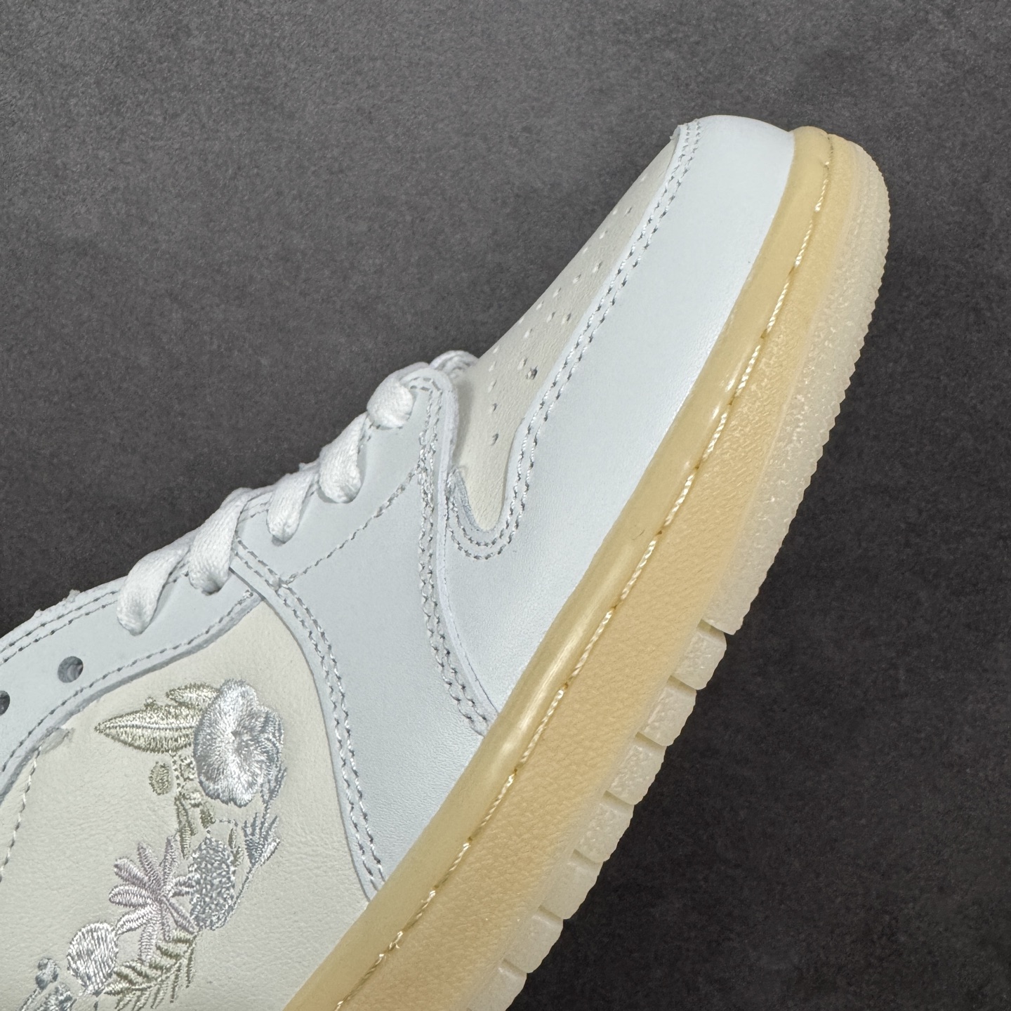 图片[5]-【定制版】Nike Air Jordan Air Jordan 1 Retro Low OG 花朵刺绣钩子 米白灰 柔软舒适 防滑耐磨 低帮 复古篮球鞋 男女同款 同步官方配色 货号：IF4391-100 尺码：36 36.5 37.5 38 38.5 39 40 40.5 41 42 42 42.5 43 44 45 46 编码：HXSB250260-选品中心