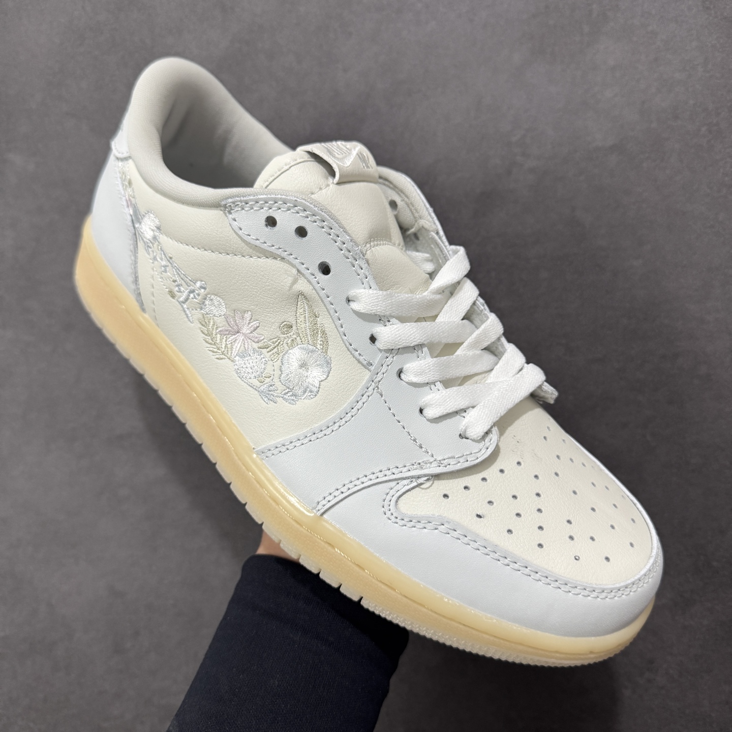 图片[3]-【定制版】Nike Air Jordan Air Jordan 1 Retro Low OG 花朵刺绣钩子 米白灰 柔软舒适 防滑耐磨 低帮 复古篮球鞋 男女同款 同步官方配色 货号：IF4391-100 尺码：36 36.5 37.5 38 38.5 39 40 40.5 41 42 42 42.5 43 44 45 46 编码：HXSB250260-选品中心