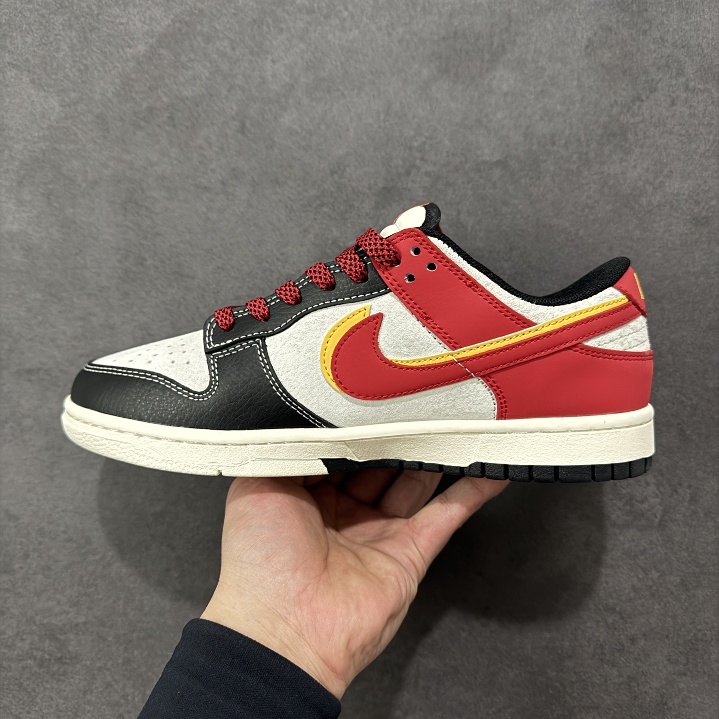 图片[2]-【定制版】红黑生肖， Dunk年味拉满 Nike Dunk Low CX5050-Y63以马年生肖为灵感，把国风年味和街头经典狠狠融合，直接成为新年鞋柜的C位选手🐎鞋身以白黑红为主调，经典的Dunk Low轮廓搭配质感皮质，红色Swoosh边缘缀着金黄线条，瞬间勾勒出新年的喜庆氛围。鞋侧的“马”字书法刺绣、鞋头的国风印章细节，将生肖文化与潮流设计完美碰撞，做旧质感的米白中底搭配黑色外底，复古又不失腔调。不管是新年穿搭的点睛之笔，还是日常街头的个性表达，这双鞋都能轻松hold住。既是Dunk系列的经典延续，也是国风潮流的全新演绎，新年想穿出不一样的街头年味，这双生肖Dunk绝对是不二之选！ 尺码：36 36.5 37.5 38 38.5 39 40 40.5 41 42 42.5 43 44 44.5 45 编码：GLB320330-选品中心