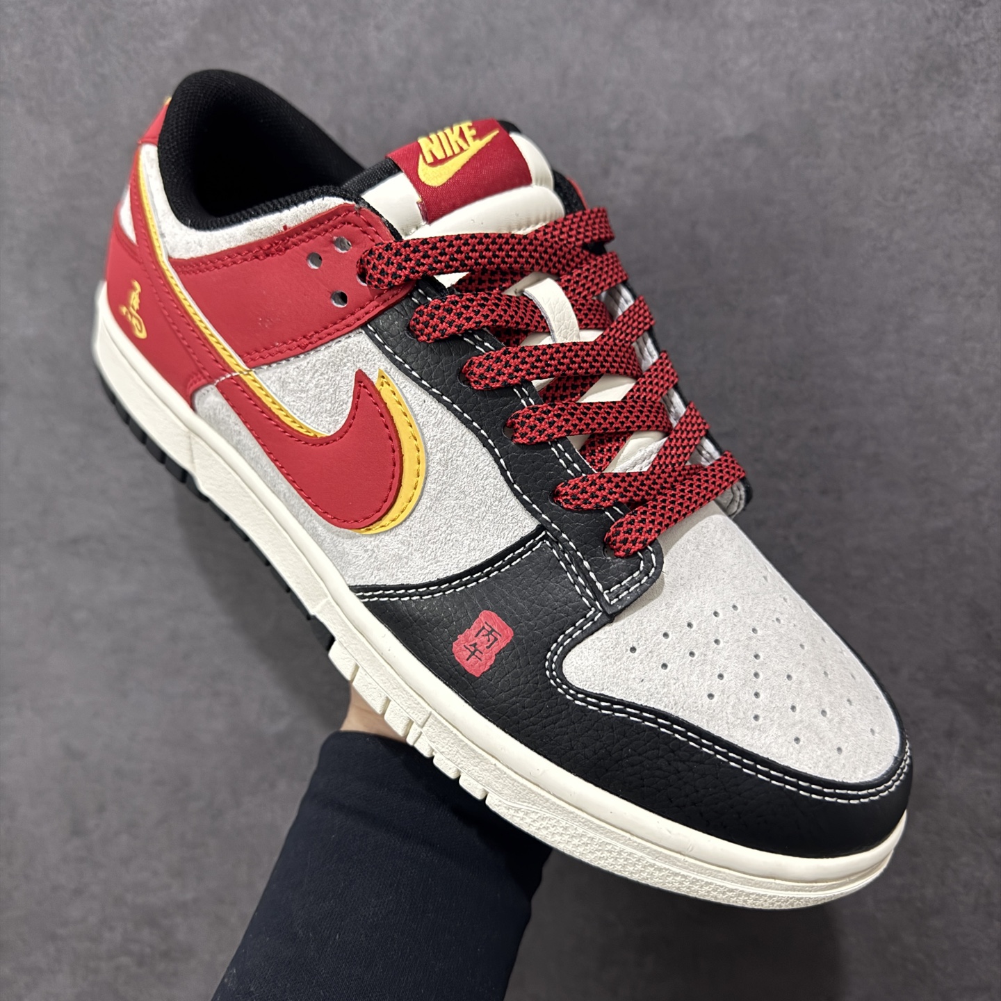 图片[3]-【定制版】红黑生肖， Dunk年味拉满 Nike Dunk Low CX5050-Y63以马年生肖为灵感，把国风年味和街头经典狠狠融合，直接成为新年鞋柜的C位选手🐎鞋身以白黑红为主调，经典的Dunk Low轮廓搭配质感皮质，红色Swoosh边缘缀着金黄线条，瞬间勾勒出新年的喜庆氛围。鞋侧的“马”字书法刺绣、鞋头的国风印章细节，将生肖文化与潮流设计完美碰撞，做旧质感的米白中底搭配黑色外底，复古又不失腔调。不管是新年穿搭的点睛之笔，还是日常街头的个性表达，这双鞋都能轻松hold住。既是Dunk系列的经典延续，也是国风潮流的全新演绎，新年想穿出不一样的街头年味，这双生肖Dunk绝对是不二之选！ 尺码：36 36.5 37.5 38 38.5 39 40 40.5 41 42 42.5 43 44 44.5 45 编码：GLB320330-选品中心
