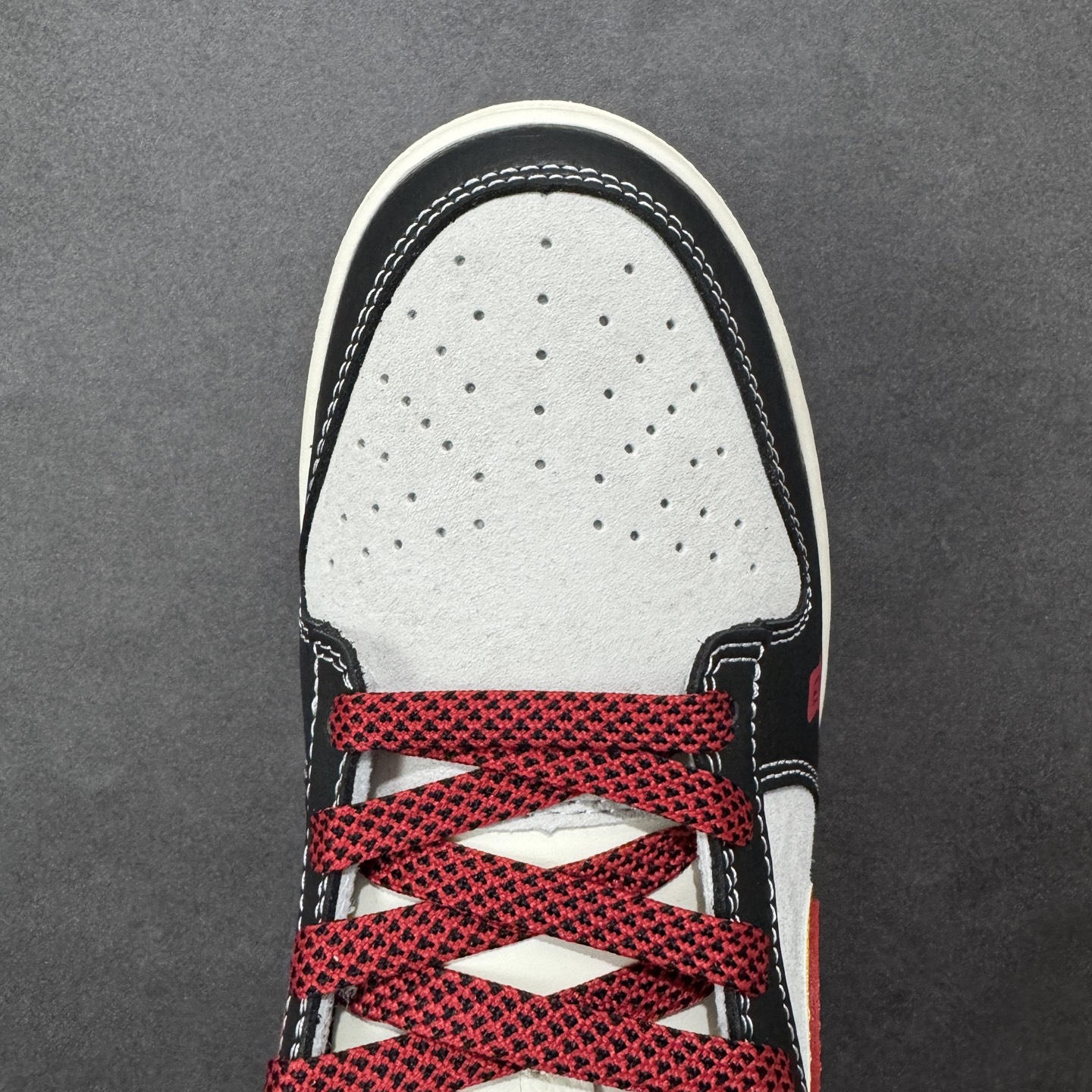 图片[8]-【定制版】红黑生肖， Dunk年味拉满 Nike Dunk Low CX5050-Y63以马年生肖为灵感，把国风年味和街头经典狠狠融合，直接成为新年鞋柜的C位选手🐎鞋身以白黑红为主调，经典的Dunk Low轮廓搭配质感皮质，红色Swoosh边缘缀着金黄线条，瞬间勾勒出新年的喜庆氛围。鞋侧的“马”字书法刺绣、鞋头的国风印章细节，将生肖文化与潮流设计完美碰撞，做旧质感的米白中底搭配黑色外底，复古又不失腔调。不管是新年穿搭的点睛之笔，还是日常街头的个性表达，这双鞋都能轻松hold住。既是Dunk系列的经典延续，也是国风潮流的全新演绎，新年想穿出不一样的街头年味，这双生肖Dunk绝对是不二之选！ 尺码：36 36.5 37.5 38 38.5 39 40 40.5 41 42 42.5 43 44 44.5 45 编码：GLB320330-选品中心