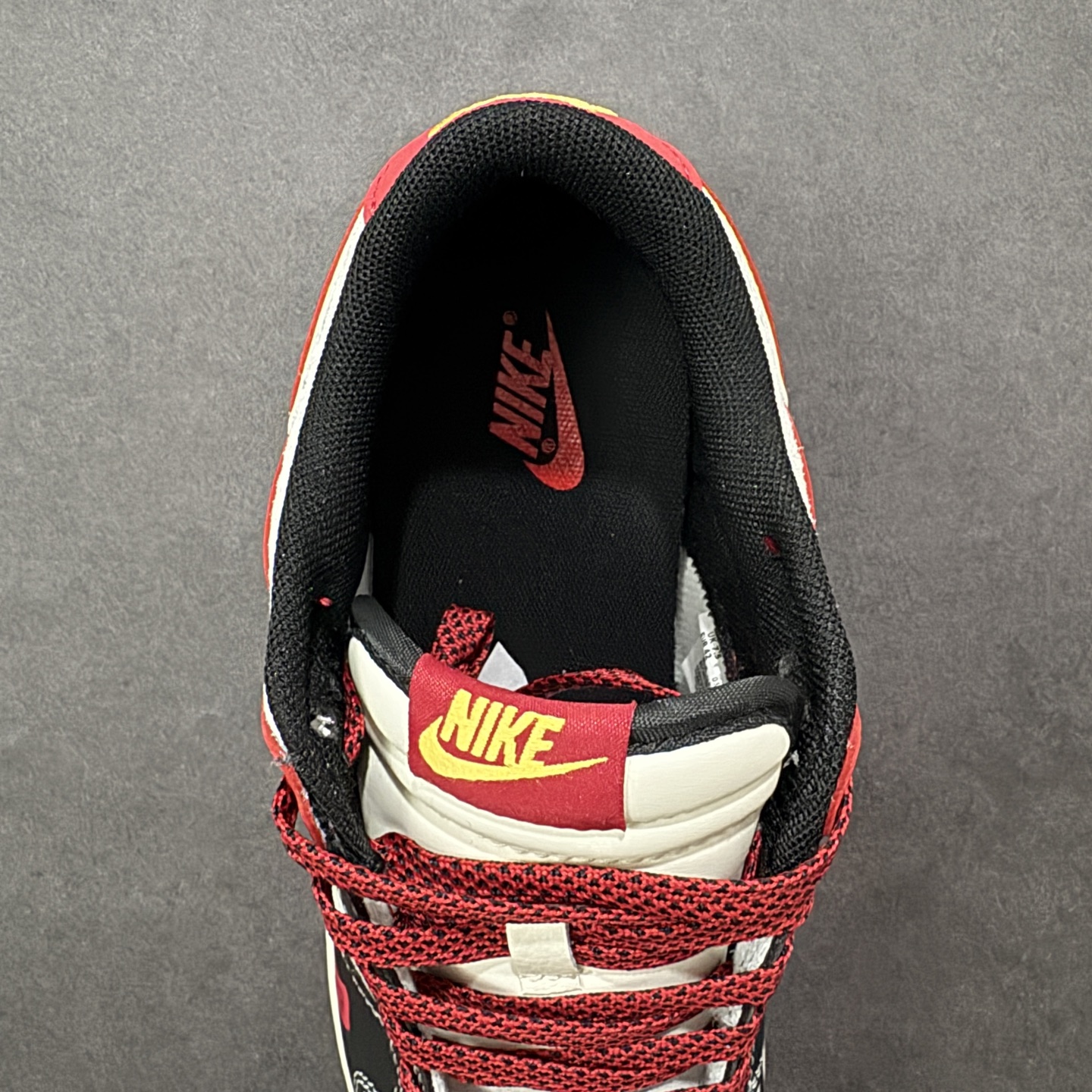 图片[7]-【定制版】红黑生肖， Dunk年味拉满 Nike Dunk Low CX5050-Y63以马年生肖为灵感，把国风年味和街头经典狠狠融合，直接成为新年鞋柜的C位选手🐎鞋身以白黑红为主调，经典的Dunk Low轮廓搭配质感皮质，红色Swoosh边缘缀着金黄线条，瞬间勾勒出新年的喜庆氛围。鞋侧的“马”字书法刺绣、鞋头的国风印章细节，将生肖文化与潮流设计完美碰撞，做旧质感的米白中底搭配黑色外底，复古又不失腔调。不管是新年穿搭的点睛之笔，还是日常街头的个性表达，这双鞋都能轻松hold住。既是Dunk系列的经典延续，也是国风潮流的全新演绎，新年想穿出不一样的街头年味，这双生肖Dunk绝对是不二之选！ 尺码：36 36.5 37.5 38 38.5 39 40 40.5 41 42 42.5 43 44 44.5 45 编码：GLB320330-选品中心