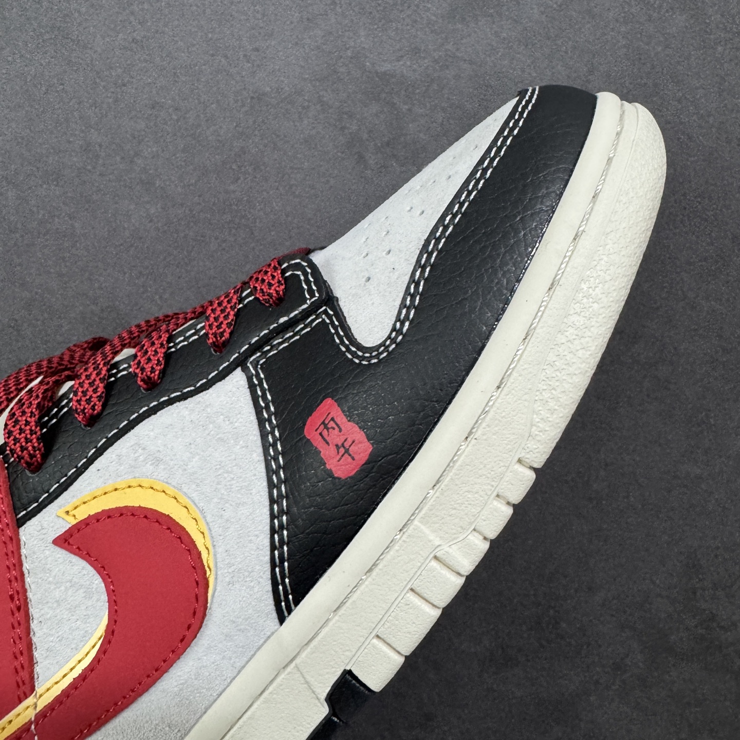 图片[5]-【定制版】红黑生肖， Dunk年味拉满 Nike Dunk Low CX5050-Y63以马年生肖为灵感，把国风年味和街头经典狠狠融合，直接成为新年鞋柜的C位选手🐎鞋身以白黑红为主调，经典的Dunk Low轮廓搭配质感皮质，红色Swoosh边缘缀着金黄线条，瞬间勾勒出新年的喜庆氛围。鞋侧的“马”字书法刺绣、鞋头的国风印章细节，将生肖文化与潮流设计完美碰撞，做旧质感的米白中底搭配黑色外底，复古又不失腔调。不管是新年穿搭的点睛之笔，还是日常街头的个性表达，这双鞋都能轻松hold住。既是Dunk系列的经典延续，也是国风潮流的全新演绎，新年想穿出不一样的街头年味，这双生肖Dunk绝对是不二之选！ 尺码：36 36.5 37.5 38 38.5 39 40 40.5 41 42 42.5 43 44 44.5 45 编码：GLB320330-选品中心