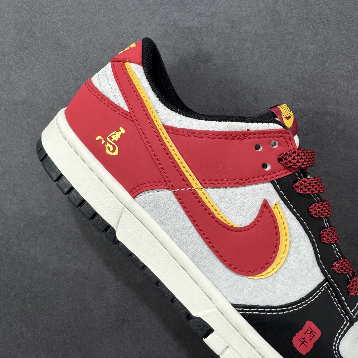 图片[6]-【定制版】红黑生肖， Dunk年味拉满 Nike Dunk Low CX5050-Y63以马年生肖为灵感，把国风年味和街头经典狠狠融合，直接成为新年鞋柜的C位选手🐎鞋身以白黑红为主调，经典的Dunk Low轮廓搭配质感皮质，红色Swoosh边缘缀着金黄线条，瞬间勾勒出新年的喜庆氛围。鞋侧的“马”字书法刺绣、鞋头的国风印章细节，将生肖文化与潮流设计完美碰撞，做旧质感的米白中底搭配黑色外底，复古又不失腔调。不管是新年穿搭的点睛之笔，还是日常街头的个性表达，这双鞋都能轻松hold住。既是Dunk系列的经典延续，也是国风潮流的全新演绎，新年想穿出不一样的街头年味，这双生肖Dunk绝对是不二之选！ 尺码：36 36.5 37.5 38 38.5 39 40 40.5 41 42 42.5 43 44 44.5 45 编码：GLB320330-选品中心