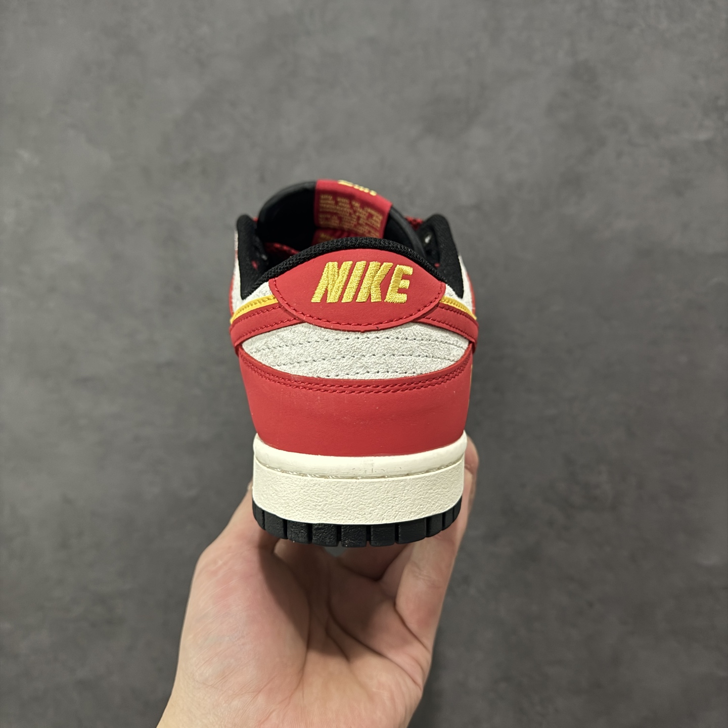 图片[4]-【定制版】红黑生肖， Dunk年味拉满 Nike Dunk Low CX5050-Y63以马年生肖为灵感，把国风年味和街头经典狠狠融合，直接成为新年鞋柜的C位选手🐎鞋身以白黑红为主调，经典的Dunk Low轮廓搭配质感皮质，红色Swoosh边缘缀着金黄线条，瞬间勾勒出新年的喜庆氛围。鞋侧的“马”字书法刺绣、鞋头的国风印章细节，将生肖文化与潮流设计完美碰撞，做旧质感的米白中底搭配黑色外底，复古又不失腔调。不管是新年穿搭的点睛之笔，还是日常街头的个性表达，这双鞋都能轻松hold住。既是Dunk系列的经典延续，也是国风潮流的全新演绎，新年想穿出不一样的街头年味，这双生肖Dunk绝对是不二之选！ 尺码：36 36.5 37.5 38 38.5 39 40 40.5 41 42 42.5 43 44 44.5 45 编码：GLB320330-选品中心