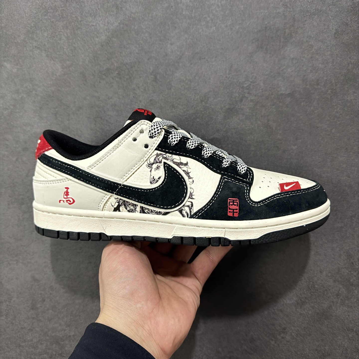 【定制版】水墨马韵，Dunk国风新解 Nike Dunk Low CX5050-Y60将马年生肖与水墨国风揉进街头经典，直接刷新了Dunk系列的国风美学天花板🐎鞋身以米白为底，搭配墨黑皮质拼接，鞋侧的水墨奔马图案顺着Dunk的轮廓肆意铺展，把中式写意的潇洒展现得淋漓尽致。红色的“马”字刺绣、鞋头的国风印章细节，与黑白主调形成撞色反差，黑色Swoosh融入水墨纹理，就连鞋带的编织纹理都透着巧思，米白中底搭配黑色外底，让复古街头感与国风底蕴完美交融。不管是搭配新中式穿搭打造国潮氛围感，还是混搭工装风玩转出街层次，这双鞋都能成为造型的灵魂所在。它不只是一双Dunk，更是把东方美学与街头文化结合的潮玩艺术品，马年想穿出独特的国风街头范，这双水墨Dunk绝对是收藏级选择！ 尺码：36 36.5 37.5 38 38.5 39 40 40.5 41 42 42.5 43 44 44.5 45 编码：GLB320330-选品中心