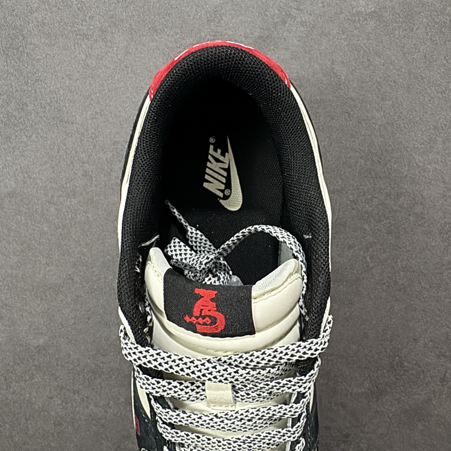 图片[7]-【定制版】水墨马韵，Dunk国风新解 Nike Dunk Low CX5050-Y60将马年生肖与水墨国风揉进街头经典，直接刷新了Dunk系列的国风美学天花板🐎鞋身以米白为底，搭配墨黑皮质拼接，鞋侧的水墨奔马图案顺着Dunk的轮廓肆意铺展，把中式写意的潇洒展现得淋漓尽致。红色的“马”字刺绣、鞋头的国风印章细节，与黑白主调形成撞色反差，黑色Swoosh融入水墨纹理，就连鞋带的编织纹理都透着巧思，米白中底搭配黑色外底，让复古街头感与国风底蕴完美交融。不管是搭配新中式穿搭打造国潮氛围感，还是混搭工装风玩转出街层次，这双鞋都能成为造型的灵魂所在。它不只是一双Dunk，更是把东方美学与街头文化结合的潮玩艺术品，马年想穿出独特的国风街头范，这双水墨Dunk绝对是收藏级选择！ 尺码：36 36.5 37.5 38 38.5 39 40 40.5 41 42 42.5 43 44 44.5 45 编码：GLB320330-选品中心