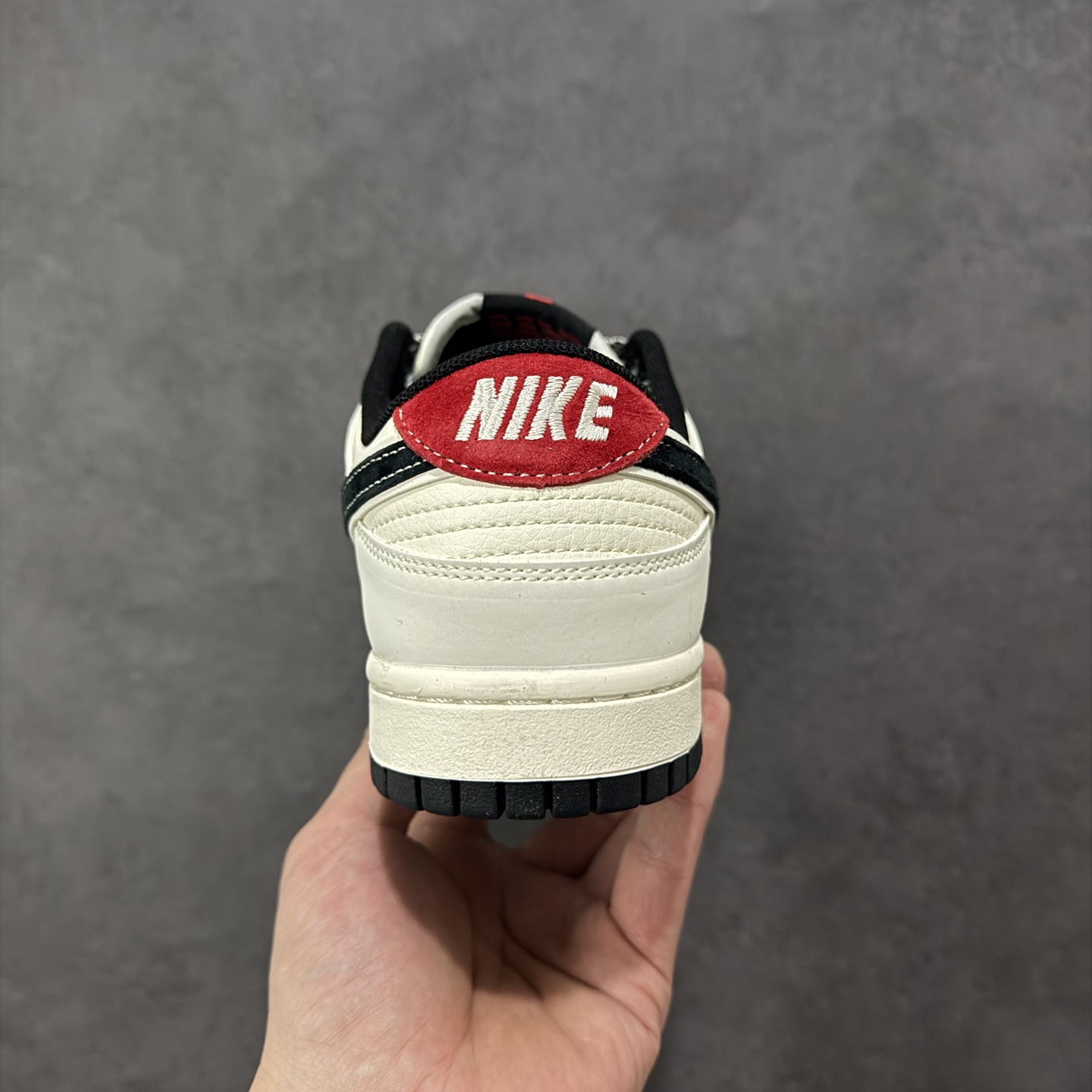 图片[4]-【定制版】水墨马韵，Dunk国风新解 Nike Dunk Low CX5050-Y60将马年生肖与水墨国风揉进街头经典，直接刷新了Dunk系列的国风美学天花板🐎鞋身以米白为底，搭配墨黑皮质拼接，鞋侧的水墨奔马图案顺着Dunk的轮廓肆意铺展，把中式写意的潇洒展现得淋漓尽致。红色的“马”字刺绣、鞋头的国风印章细节，与黑白主调形成撞色反差，黑色Swoosh融入水墨纹理，就连鞋带的编织纹理都透着巧思，米白中底搭配黑色外底，让复古街头感与国风底蕴完美交融。不管是搭配新中式穿搭打造国潮氛围感，还是混搭工装风玩转出街层次，这双鞋都能成为造型的灵魂所在。它不只是一双Dunk，更是把东方美学与街头文化结合的潮玩艺术品，马年想穿出独特的国风街头范，这双水墨Dunk绝对是收藏级选择！ 尺码：36 36.5 37.5 38 38.5 39 40 40.5 41 42 42.5 43 44 44.5 45 编码：GLB320330-选品中心
