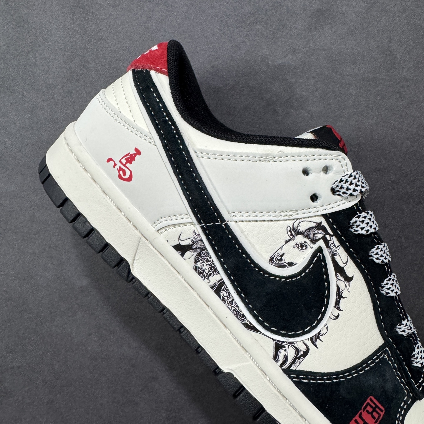 图片[6]-【定制版】水墨马韵，Dunk国风新解 Nike Dunk Low CX5050-Y60将马年生肖与水墨国风揉进街头经典，直接刷新了Dunk系列的国风美学天花板🐎鞋身以米白为底，搭配墨黑皮质拼接，鞋侧的水墨奔马图案顺着Dunk的轮廓肆意铺展，把中式写意的潇洒展现得淋漓尽致。红色的“马”字刺绣、鞋头的国风印章细节，与黑白主调形成撞色反差，黑色Swoosh融入水墨纹理，就连鞋带的编织纹理都透着巧思，米白中底搭配黑色外底，让复古街头感与国风底蕴完美交融。不管是搭配新中式穿搭打造国潮氛围感，还是混搭工装风玩转出街层次，这双鞋都能成为造型的灵魂所在。它不只是一双Dunk，更是把东方美学与街头文化结合的潮玩艺术品，马年想穿出独特的国风街头范，这双水墨Dunk绝对是收藏级选择！ 尺码：36 36.5 37.5 38 38.5 39 40 40.5 41 42 42.5 43 44 44.5 45 编码：GLB320330-选品中心