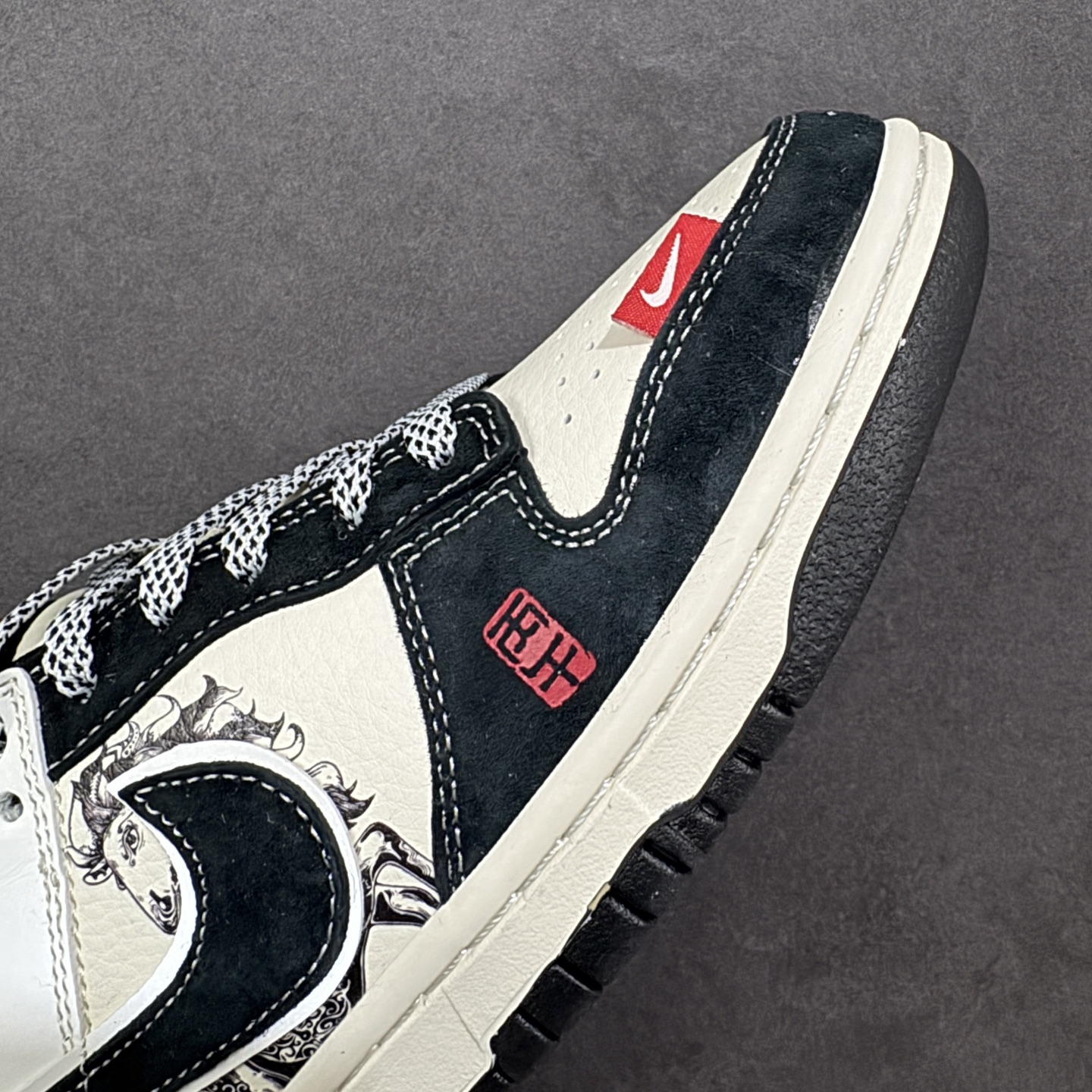图片[5]-【定制版】水墨马韵，Dunk国风新解 Nike Dunk Low CX5050-Y60将马年生肖与水墨国风揉进街头经典，直接刷新了Dunk系列的国风美学天花板🐎鞋身以米白为底，搭配墨黑皮质拼接，鞋侧的水墨奔马图案顺着Dunk的轮廓肆意铺展，把中式写意的潇洒展现得淋漓尽致。红色的“马”字刺绣、鞋头的国风印章细节，与黑白主调形成撞色反差，黑色Swoosh融入水墨纹理，就连鞋带的编织纹理都透着巧思，米白中底搭配黑色外底，让复古街头感与国风底蕴完美交融。不管是搭配新中式穿搭打造国潮氛围感，还是混搭工装风玩转出街层次，这双鞋都能成为造型的灵魂所在。它不只是一双Dunk，更是把东方美学与街头文化结合的潮玩艺术品，马年想穿出独特的国风街头范，这双水墨Dunk绝对是收藏级选择！ 尺码：36 36.5 37.5 38 38.5 39 40 40.5 41 42 42.5 43 44 44.5 45 编码：GLB320330-选品中心