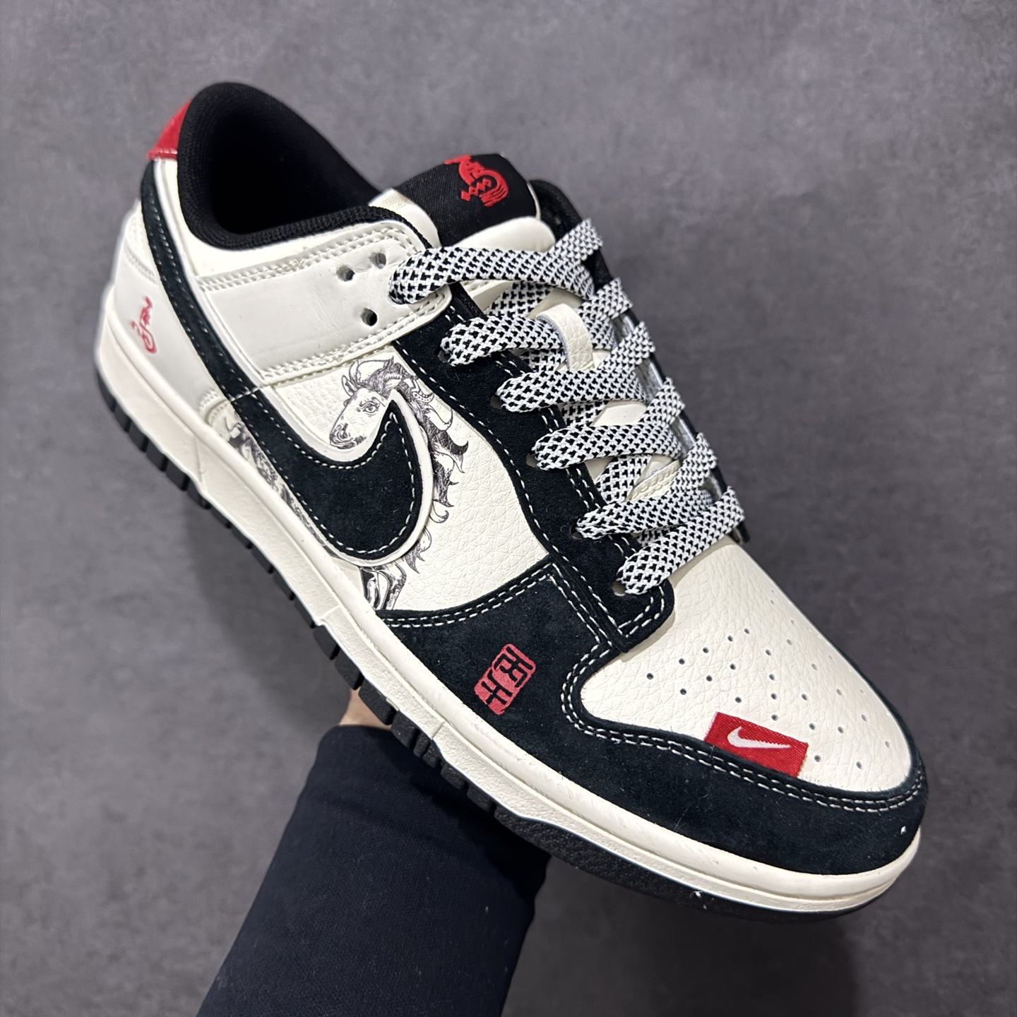 图片[3]-【定制版】水墨马韵，Dunk国风新解 Nike Dunk Low CX5050-Y60将马年生肖与水墨国风揉进街头经典，直接刷新了Dunk系列的国风美学天花板🐎鞋身以米白为底，搭配墨黑皮质拼接，鞋侧的水墨奔马图案顺着Dunk的轮廓肆意铺展，把中式写意的潇洒展现得淋漓尽致。红色的“马”字刺绣、鞋头的国风印章细节，与黑白主调形成撞色反差，黑色Swoosh融入水墨纹理，就连鞋带的编织纹理都透着巧思，米白中底搭配黑色外底，让复古街头感与国风底蕴完美交融。不管是搭配新中式穿搭打造国潮氛围感，还是混搭工装风玩转出街层次，这双鞋都能成为造型的灵魂所在。它不只是一双Dunk，更是把东方美学与街头文化结合的潮玩艺术品，马年想穿出独特的国风街头范，这双水墨Dunk绝对是收藏级选择！ 尺码：36 36.5 37.5 38 38.5 39 40 40.5 41 42 42.5 43 44 44.5 45 编码：GLB320330-选品中心