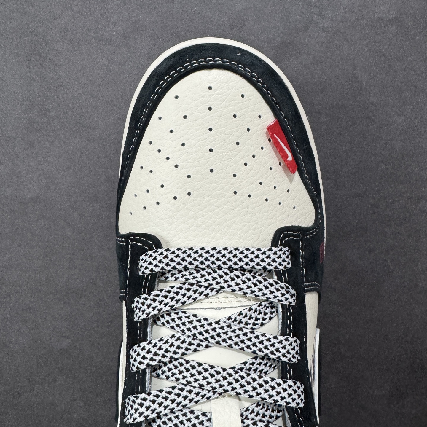 图片[8]-【定制版】水墨马韵，Dunk国风新解 Nike Dunk Low CX5050-Y60将马年生肖与水墨国风揉进街头经典，直接刷新了Dunk系列的国风美学天花板🐎鞋身以米白为底，搭配墨黑皮质拼接，鞋侧的水墨奔马图案顺着Dunk的轮廓肆意铺展，把中式写意的潇洒展现得淋漓尽致。红色的“马”字刺绣、鞋头的国风印章细节，与黑白主调形成撞色反差，黑色Swoosh融入水墨纹理，就连鞋带的编织纹理都透着巧思，米白中底搭配黑色外底，让复古街头感与国风底蕴完美交融。不管是搭配新中式穿搭打造国潮氛围感，还是混搭工装风玩转出街层次，这双鞋都能成为造型的灵魂所在。它不只是一双Dunk，更是把东方美学与街头文化结合的潮玩艺术品，马年想穿出独特的国风街头范，这双水墨Dunk绝对是收藏级选择！ 尺码：36 36.5 37.5 38 38.5 39 40 40.5 41 42 42.5 43 44 44.5 45 编码：GLB320330-选品中心