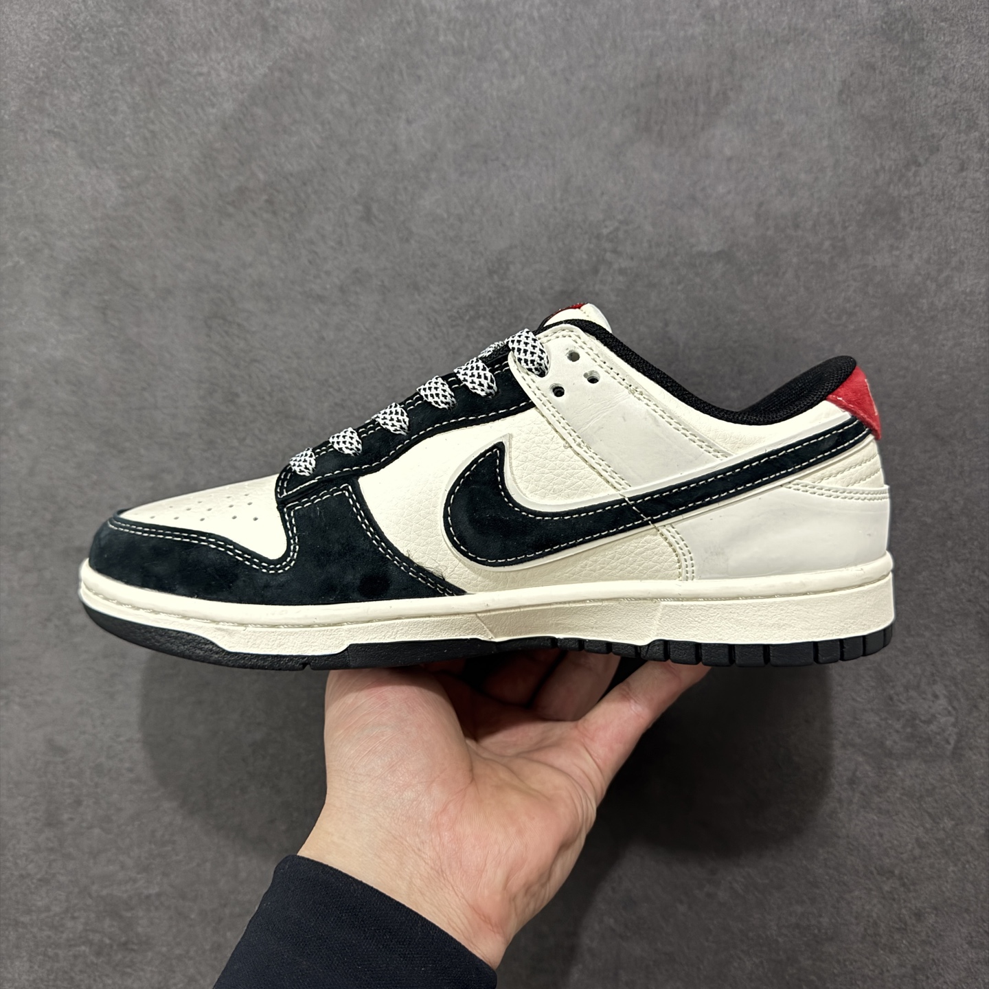 图片[2]-【定制版】水墨马韵，Dunk国风新解 Nike Dunk Low CX5050-Y60将马年生肖与水墨国风揉进街头经典，直接刷新了Dunk系列的国风美学天花板🐎鞋身以米白为底，搭配墨黑皮质拼接，鞋侧的水墨奔马图案顺着Dunk的轮廓肆意铺展，把中式写意的潇洒展现得淋漓尽致。红色的“马”字刺绣、鞋头的国风印章细节，与黑白主调形成撞色反差，黑色Swoosh融入水墨纹理，就连鞋带的编织纹理都透着巧思，米白中底搭配黑色外底，让复古街头感与国风底蕴完美交融。不管是搭配新中式穿搭打造国潮氛围感，还是混搭工装风玩转出街层次，这双鞋都能成为造型的灵魂所在。它不只是一双Dunk，更是把东方美学与街头文化结合的潮玩艺术品，马年想穿出独特的国风街头范，这双水墨Dunk绝对是收藏级选择！ 尺码：36 36.5 37.5 38 38.5 39 40 40.5 41 42 42.5 43 44 44.5 45 编码：GLB320330-选品中心