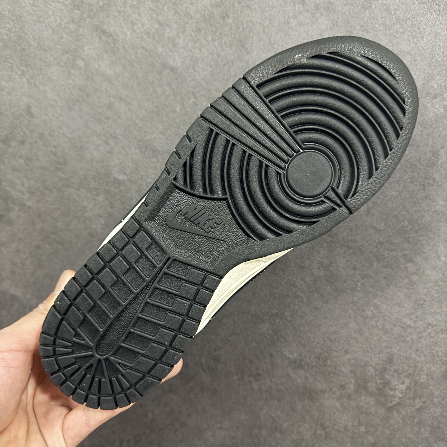 图片[9]-【定制版】水墨马韵，Dunk国风新解 Nike Dunk Low CX5050-Y60将马年生肖与水墨国风揉进街头经典，直接刷新了Dunk系列的国风美学天花板🐎鞋身以米白为底，搭配墨黑皮质拼接，鞋侧的水墨奔马图案顺着Dunk的轮廓肆意铺展，把中式写意的潇洒展现得淋漓尽致。红色的“马”字刺绣、鞋头的国风印章细节，与黑白主调形成撞色反差，黑色Swoosh融入水墨纹理，就连鞋带的编织纹理都透着巧思，米白中底搭配黑色外底，让复古街头感与国风底蕴完美交融。不管是搭配新中式穿搭打造国潮氛围感，还是混搭工装风玩转出街层次，这双鞋都能成为造型的灵魂所在。它不只是一双Dunk，更是把东方美学与街头文化结合的潮玩艺术品，马年想穿出独特的国风街头范，这双水墨Dunk绝对是收藏级选择！ 尺码：36 36.5 37.5 38 38.5 39 40 40.5 41 42 42.5 43 44 44.5 45 编码：GLB320330-选品中心