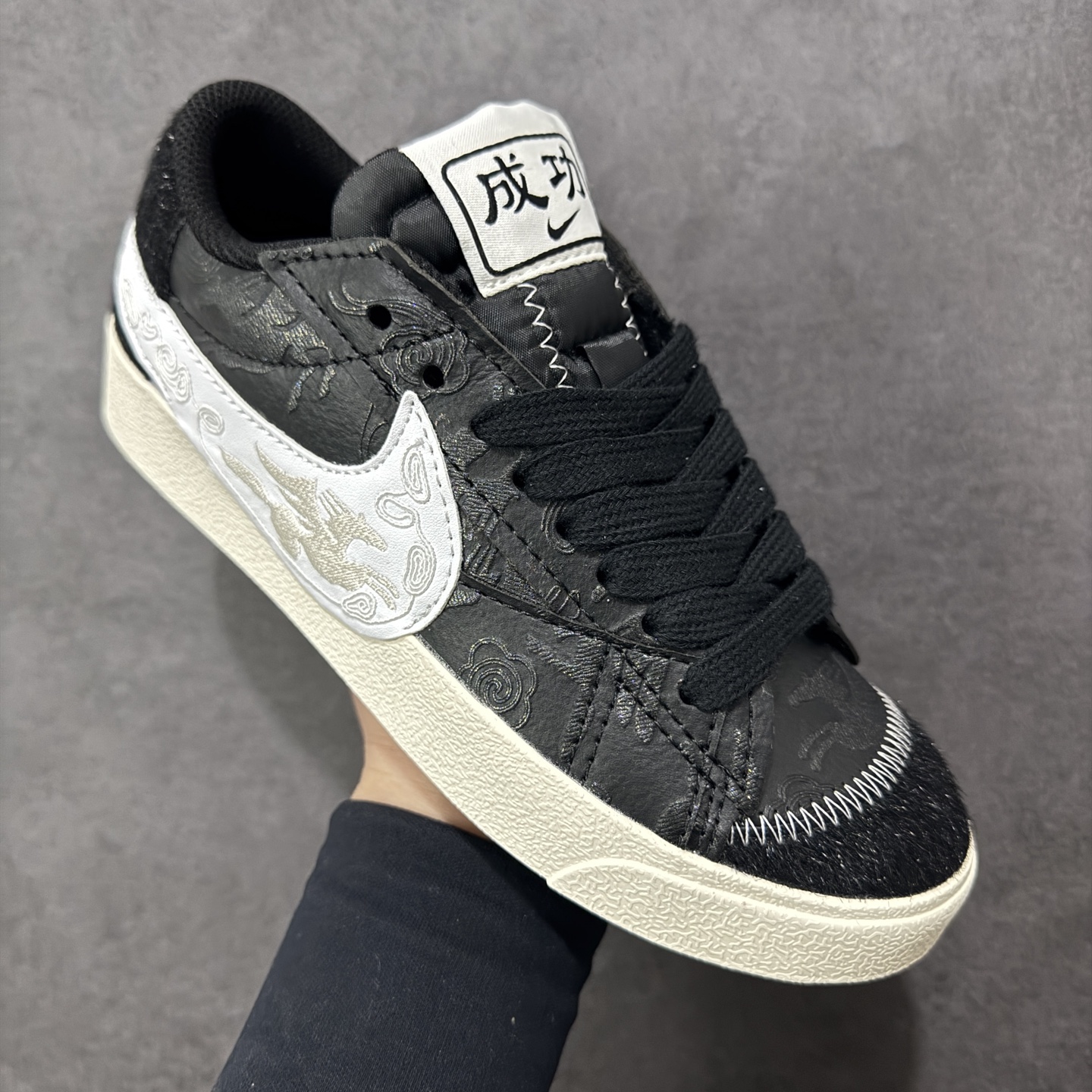 图片[3]-【定制版】Nike Blazer Low \’77 Jumbo 原装配色 马年限定 开拓者板鞋 全新焕新升级经典 Blazer 鞋款，大号 Swoosh 突出新时代更加张扬的潮流感，对经典的又一次改良升级。大号 Swoosh 设计结合宽大鞋带，符合当下潮流意趣，橡胶外底融入凸起人字形底纹增添几分户外感觉 货号：MN2026-001 尺码：36 36.5 37.5 38 38.5 39 40 40.5 41 42 42.5 43 44 45-选品中心