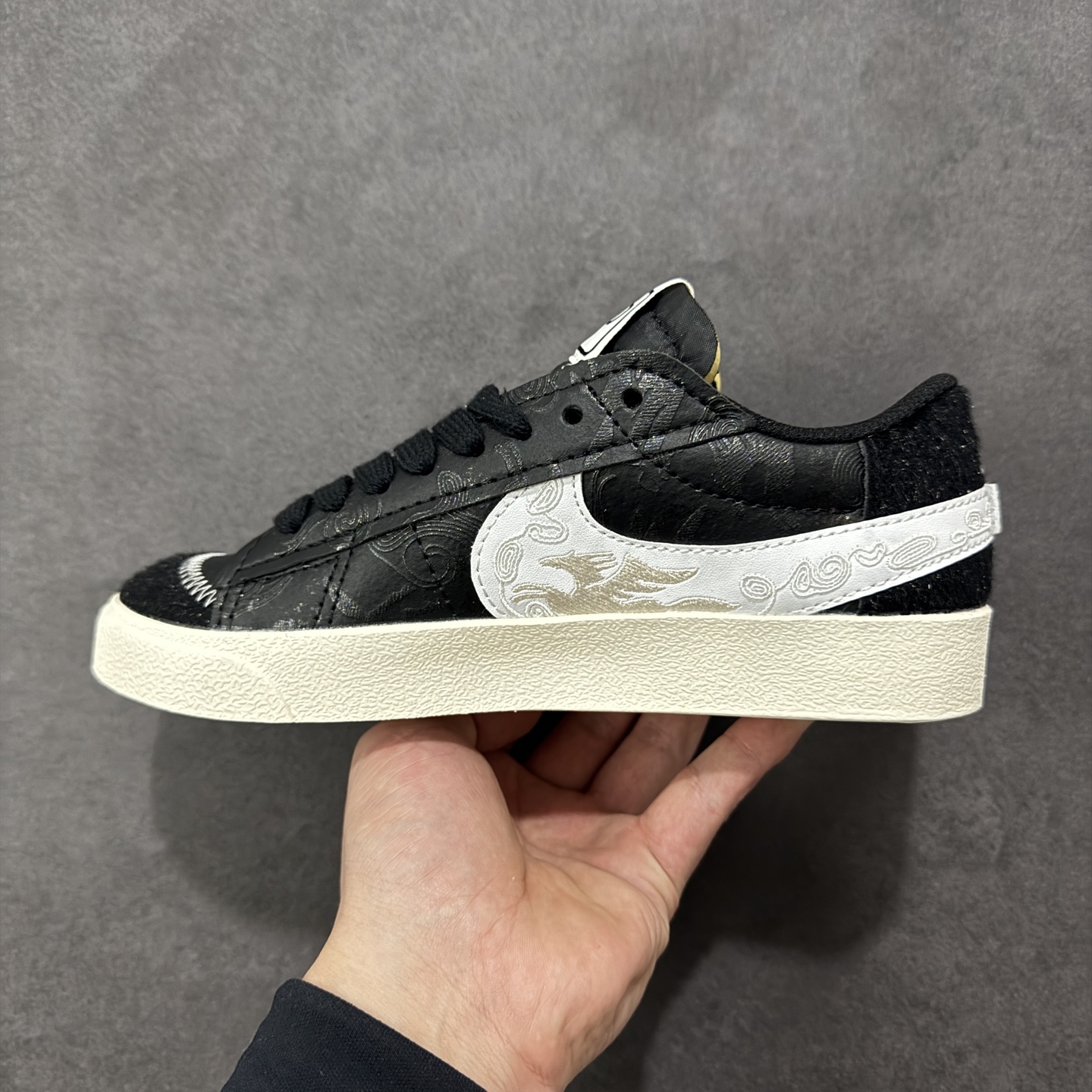 图片[2]-【定制版】Nike Blazer Low \’77 Jumbo 原装配色 马年限定 开拓者板鞋 全新焕新升级经典 Blazer 鞋款，大号 Swoosh 突出新时代更加张扬的潮流感，对经典的又一次改良升级。大号 Swoosh 设计结合宽大鞋带，符合当下潮流意趣，橡胶外底融入凸起人字形底纹增添几分户外感觉 货号：MN2026-001 尺码：36 36.5 37.5 38 38.5 39 40 40.5 41 42 42.5 43 44 45-选品中心
