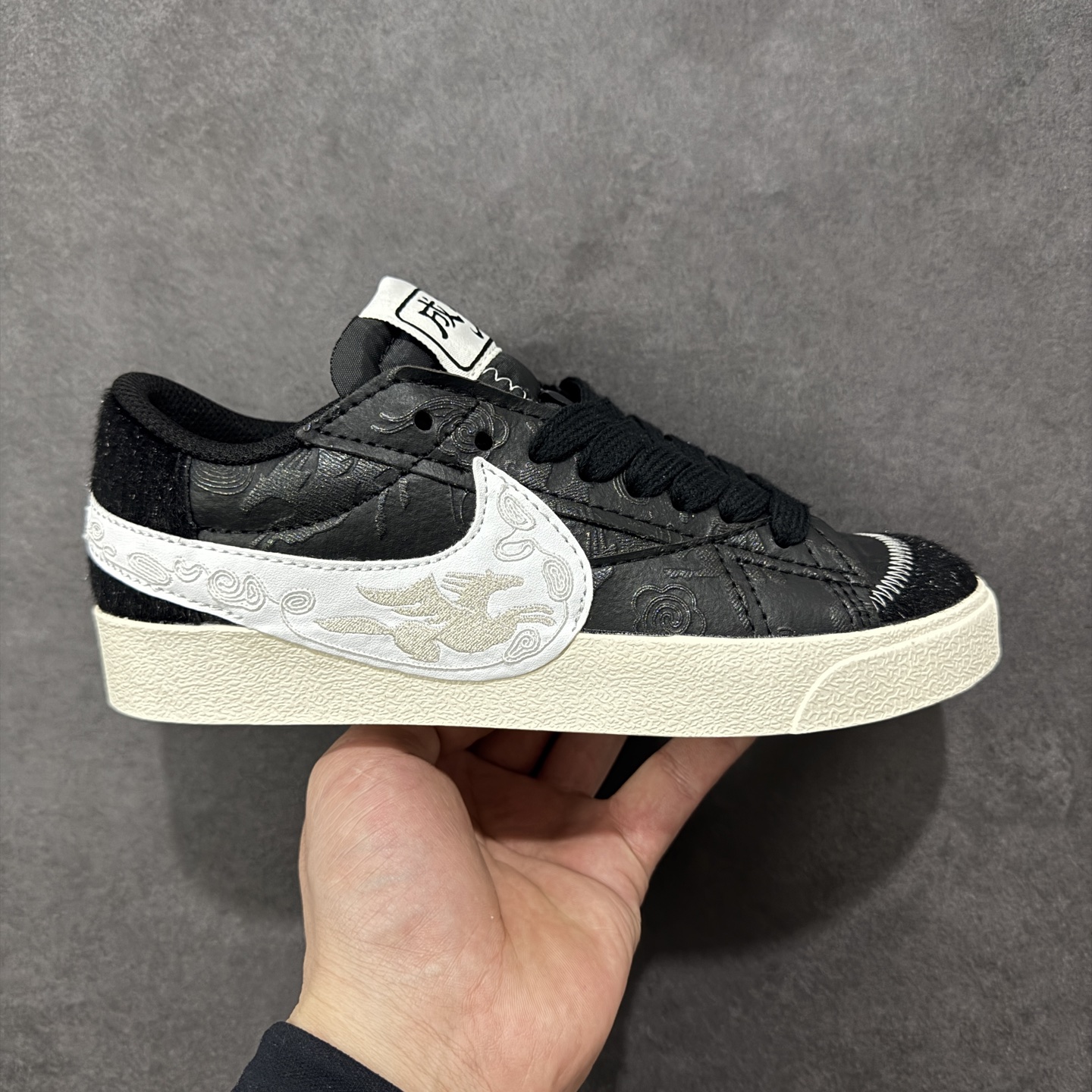 【定制版】Nike Blazer Low \'77 Jumbo 原装配色 马年限定 开拓者板鞋 全新焕新升级经典 Blazer 鞋款，大号 Swoosh 突出新时代更加张扬的潮流感，对经典的又一次改良升级。大号 Swoosh 设计结合宽大鞋带，符合当下潮流意趣，橡胶外底融入凸起人字形底纹增添几分户外感觉 货号：MN2026-001 尺码：36 36.5 37.5 38 38.5 39 40 40.5 41 42 42.5 43 44 45-选品中心